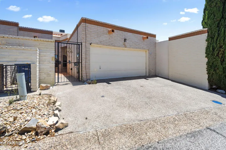 124 Casitas Del Este Lane, El Paso, Texas 79935