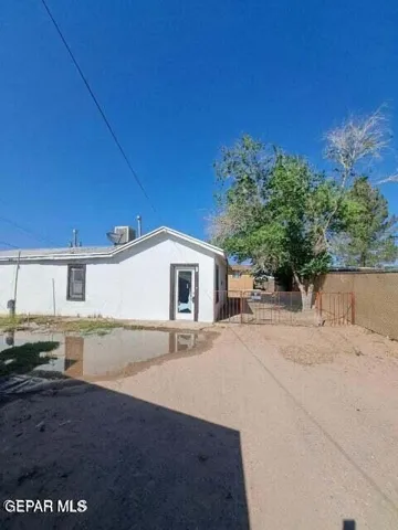 619 Ne Camp Street, Fabens, Texas 79838