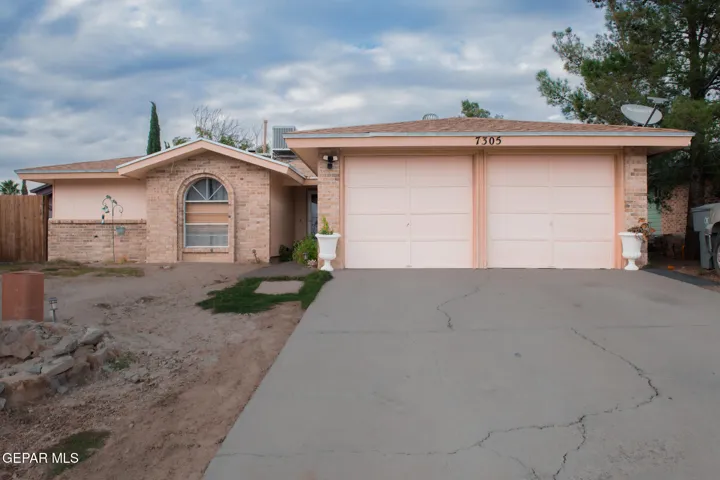 7305 Lakehurst Road, El Paso, Texas 79912