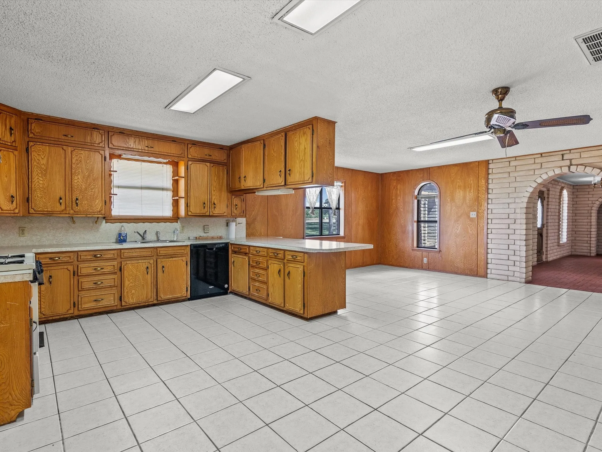 Single Family Residence For Sale in Montague County , 3433 Highway 81 N, Bowie, Texas 76230, 3 Bedroom, 3 Bathroom, Garage spaces, 3,095 Sqft, built in 1981, Preowned, mls#20100295, Real Estate Agent in Bowie, Homes For Sale in Montague county, Homes For Sale in Bowie, Realtor in Bowie Texas, Real Estate Brokerage Independent Realty Texas, Luminita Cordes Realtor