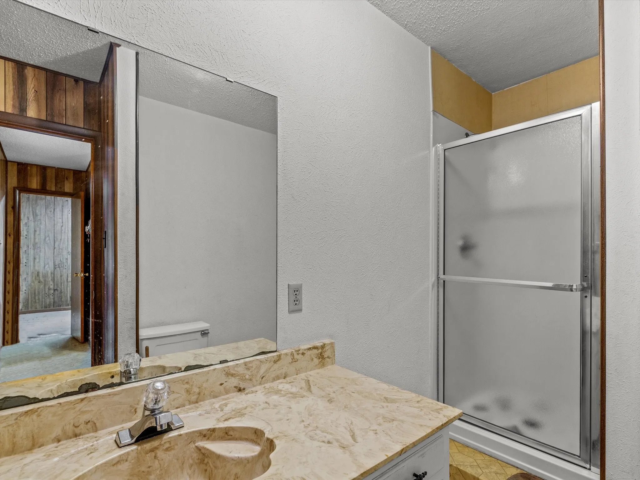 Single Family Residence For Sale in Montague County , 3433 Highway 81 N, Bowie, Texas 76230, 3 Bedroom, 3 Bathroom, Garage spaces, 3,095 Sqft, built in 1981, Preowned, mls#20100295, Real Estate Agent in Bowie, Homes For Sale in Montague county, Homes For Sale in Bowie, Realtor in Bowie Texas, Real Estate Brokerage Independent Realty Texas, Luminita Cordes Realtor