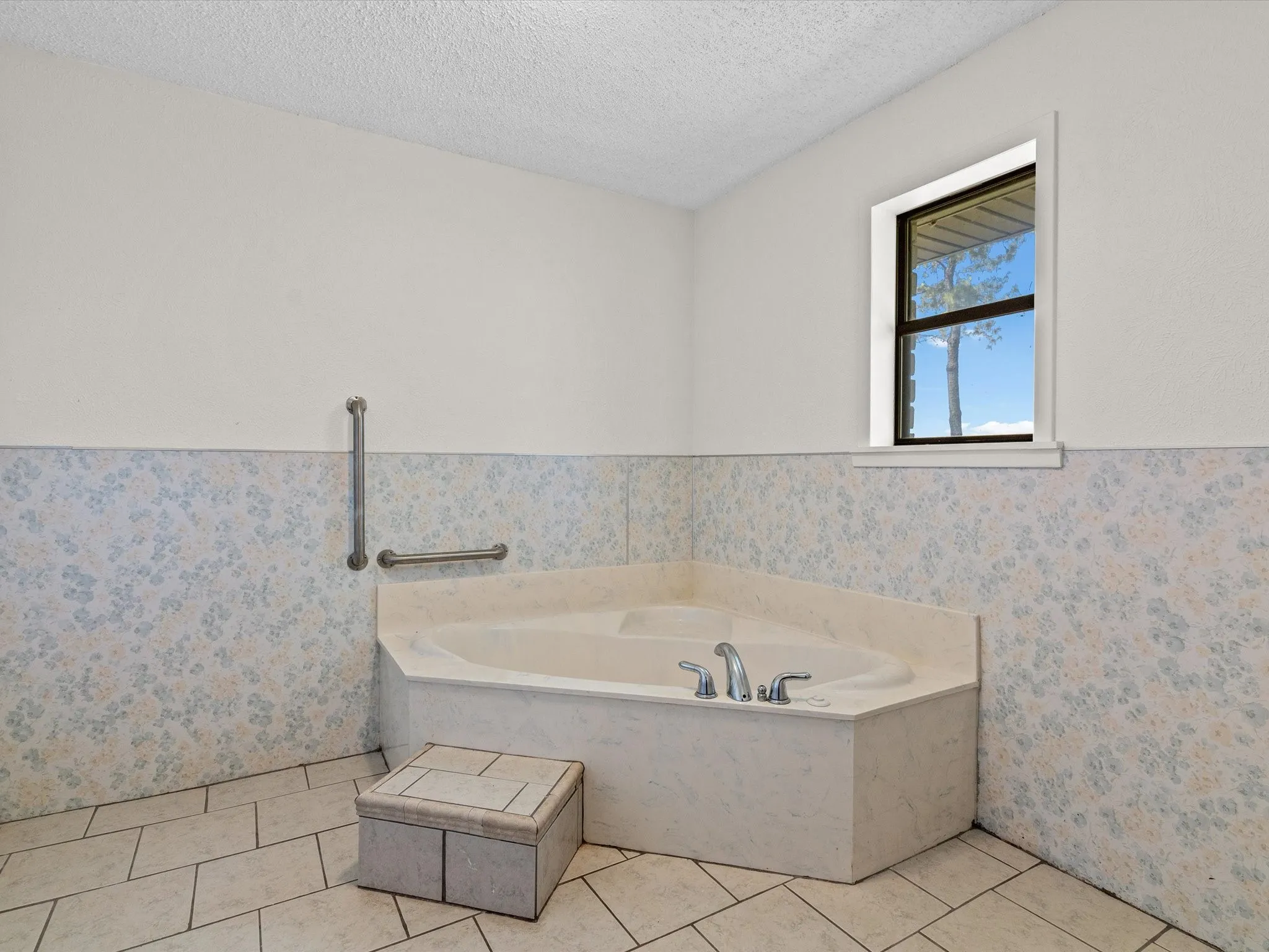 Single Family Residence For Sale in Montague County , 3433 Highway 81 N, Bowie, Texas 76230, 3 Bedroom, 3 Bathroom, Garage spaces, 3,095 Sqft, built in 1981, Preowned, mls#20100295, Real Estate Agent in Bowie, Homes For Sale in Montague county, Homes For Sale in Bowie, Realtor in Bowie Texas, Real Estate Brokerage Independent Realty Texas, Luminita Cordes Realtor