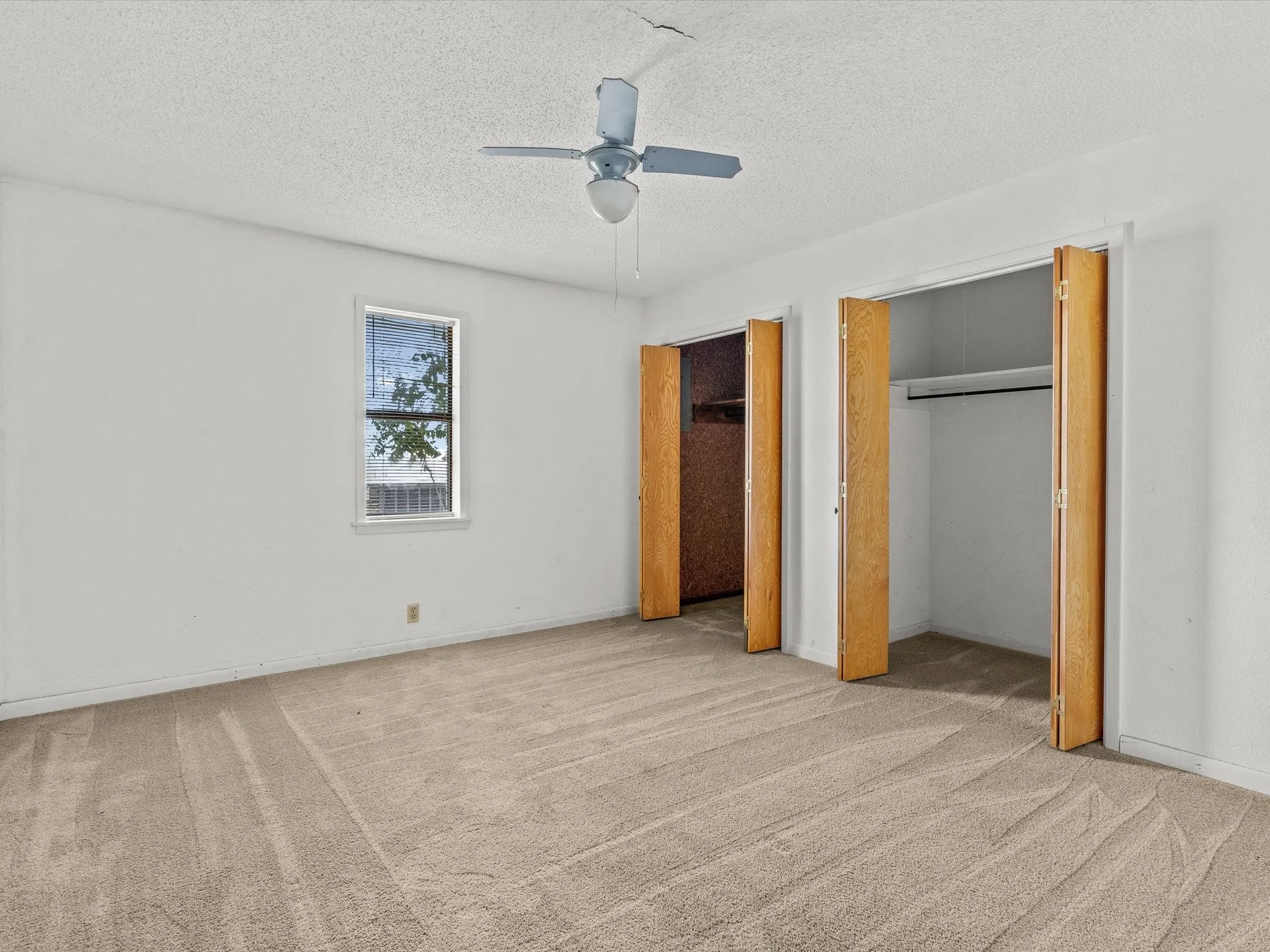 Single Family Residence For Sale in Montague County , 3433 Highway 81 N, Bowie, Texas 76230, 3 Bedroom, 3 Bathroom, Garage spaces, 3,095 Sqft, built in 1981, Preowned, mls#20100295, Real Estate Agent in Bowie, Homes For Sale in Montague county, Homes For Sale in Bowie, Realtor in Bowie Texas, Real Estate Brokerage Independent Realty Texas, Luminita Cordes Realtor