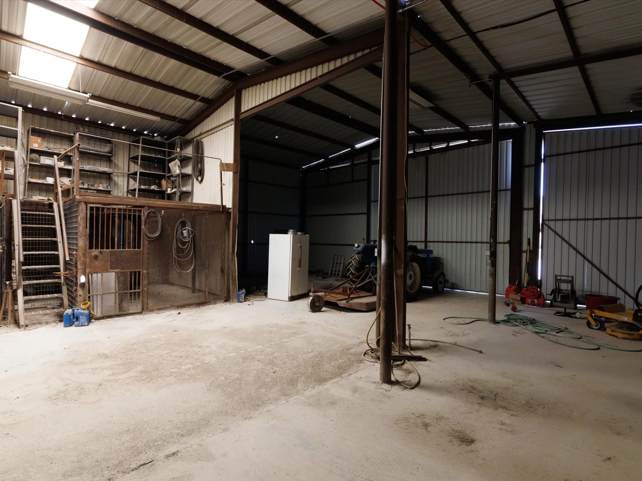 Single Family Residence For Sale in Montague County , 3433 Highway 81 N, Bowie, Texas 76230, 3 Bedroom, 3 Bathroom, Garage spaces, 3,095 Sqft, built in 1981, Preowned, mls#20100295, Real Estate Agent in Bowie, Homes For Sale in Montague county, Homes For Sale in Bowie, Realtor in Bowie Texas, Real Estate Brokerage Independent Realty Texas, Luminita Cordes Realtor