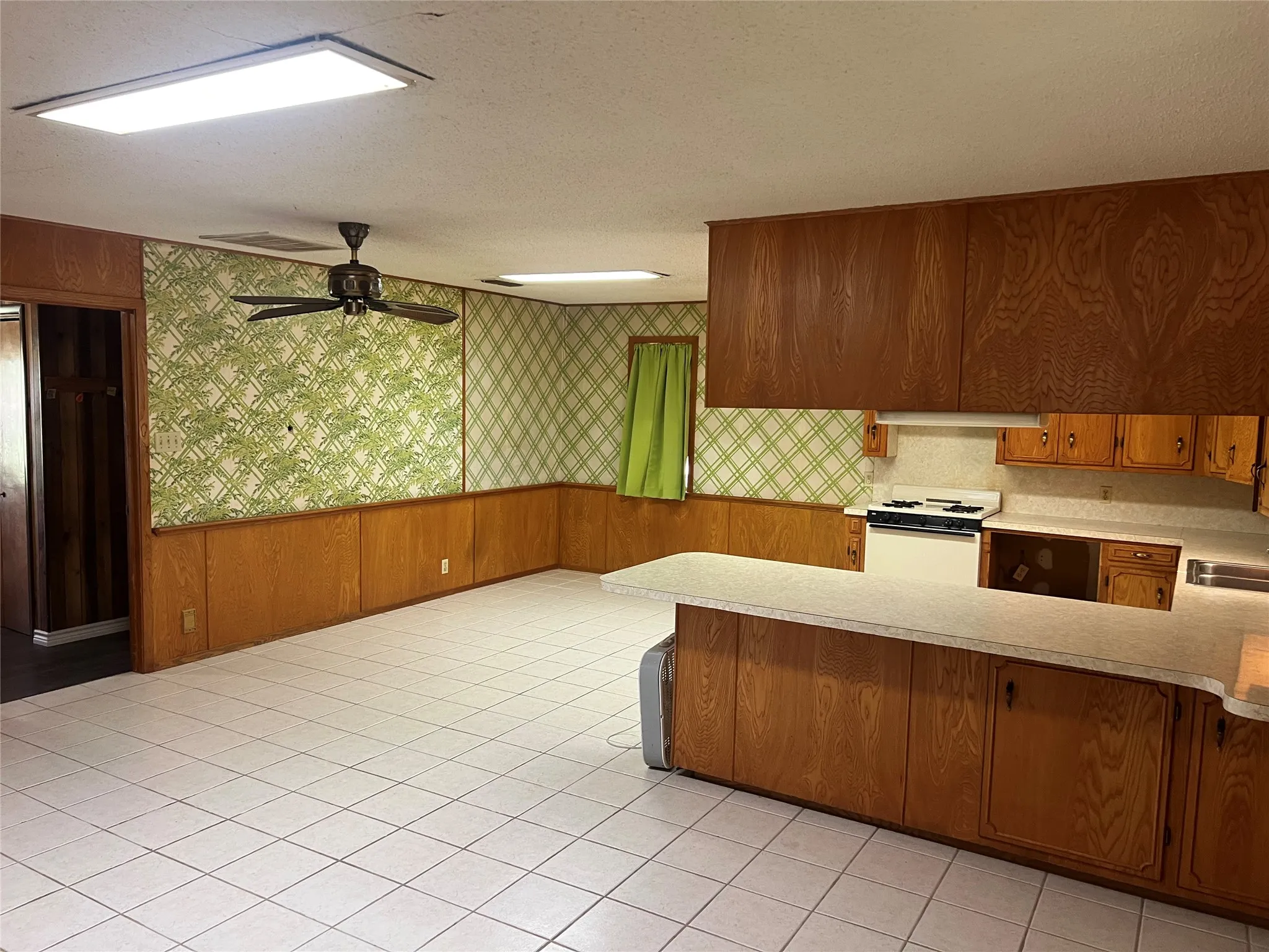 Single Family Residence For Sale in Montague County , 3433 Highway 81 N, Bowie, Texas 76230, 3 Bedroom, 3 Bathroom, Garage spaces, 3,095 Sqft, built in 1981, Preowned, mls#20100295, Real Estate Agent in Bowie, Homes For Sale in Montague county, Homes For Sale in Bowie, Realtor in Bowie Texas, Real Estate Brokerage Independent Realty Texas, Luminita Cordes Realtor