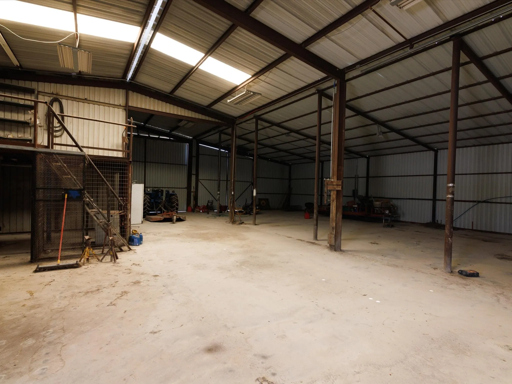 Single Family Residence For Sale in Montague County , 3433 Highway 81 N, Bowie, Texas 76230, 3 Bedroom, 3 Bathroom, Garage spaces, 3,095 Sqft, built in 1981, Preowned, mls#20100295, Real Estate Agent in Bowie, Homes For Sale in Montague county, Homes For Sale in Bowie, Realtor in Bowie Texas, Real Estate Brokerage Independent Realty Texas, Luminita Cordes Realtor