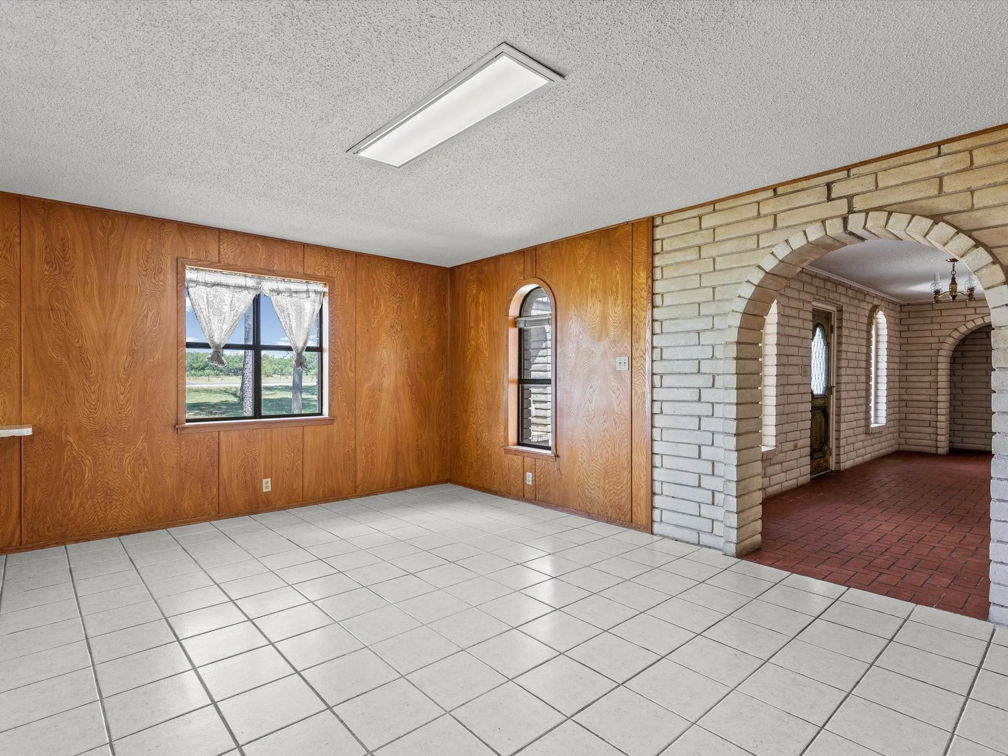 Single Family Residence For Sale in Montague County , 3433 Highway 81 N, Bowie, Texas 76230, 3 Bedroom, 3 Bathroom, Garage spaces, 3,095 Sqft, built in 1981, Preowned, mls#20100295, Real Estate Agent in Bowie, Homes For Sale in Montague county, Homes For Sale in Bowie, Realtor in Bowie Texas, Real Estate Brokerage Independent Realty Texas, Luminita Cordes Realtor
