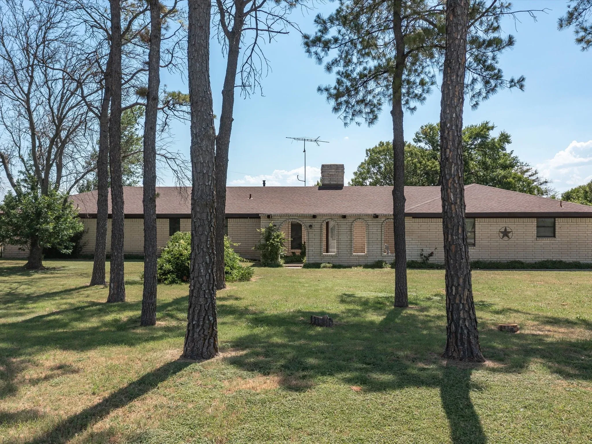 Single Family Residence For Sale in Montague County , 3433 Highway 81 N, Bowie, Texas 76230, 3 Bedroom, 3 Bathroom, Garage spaces, 3,095 Sqft, built in 1981, Preowned, mls#20100295, Real Estate Agent in Bowie, Homes For Sale in Montague county, Homes For Sale in Bowie, Realtor in Bowie Texas, Real Estate Brokerage Independent Realty Texas, Luminita Cordes Realtor