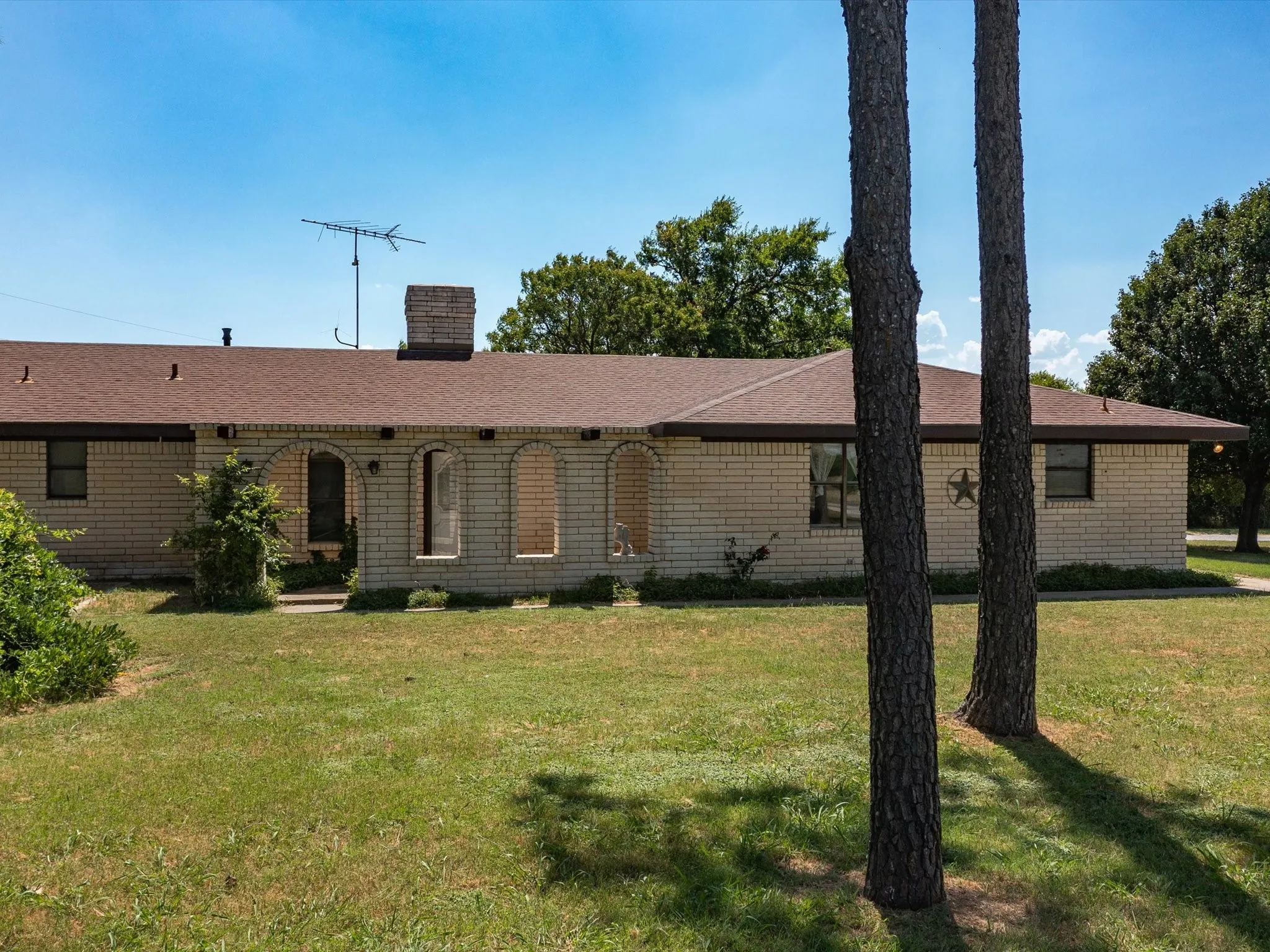 Single Family Residence For Sale in Montague County , 3433 Highway 81 N, Bowie, Texas 76230, 3 Bedroom, 3 Bathroom, Garage spaces, 3,095 Sqft, built in 1981, Preowned, mls#20100295, Real Estate Agent in Bowie, Homes For Sale in Montague county, Homes For Sale in Bowie, Realtor in Bowie Texas, Real Estate Brokerage Independent Realty Texas, Luminita Cordes Realtor
