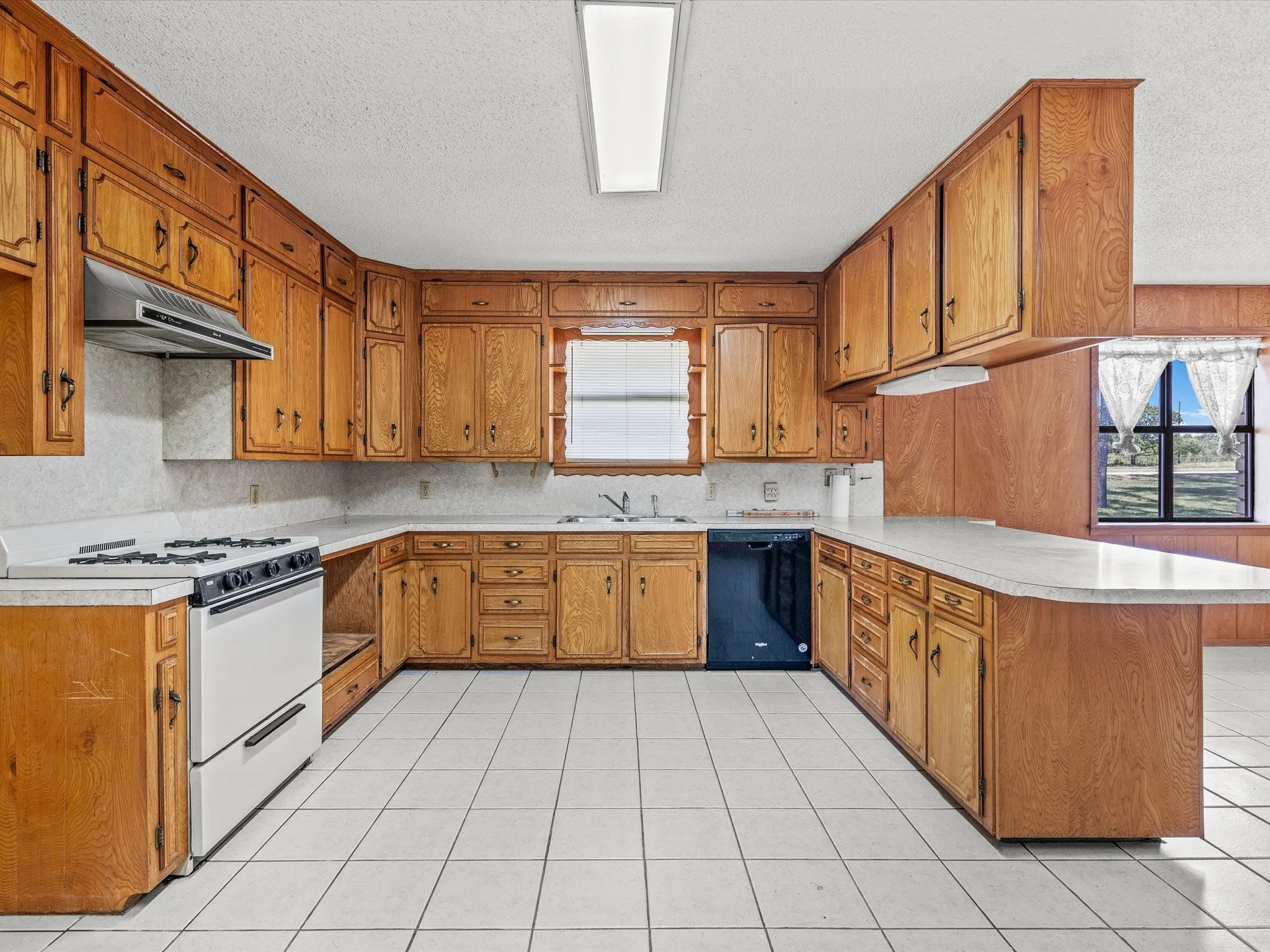 Single Family Residence For Sale in Montague County , 3433 Highway 81 N, Bowie, Texas 76230, 3 Bedroom, 3 Bathroom, Garage spaces, 3,095 Sqft, built in 1981, Preowned, mls#20100295, Real Estate Agent in Bowie, Homes For Sale in Montague county, Homes For Sale in Bowie, Realtor in Bowie Texas, Real Estate Brokerage Independent Realty Texas, Luminita Cordes Realtor