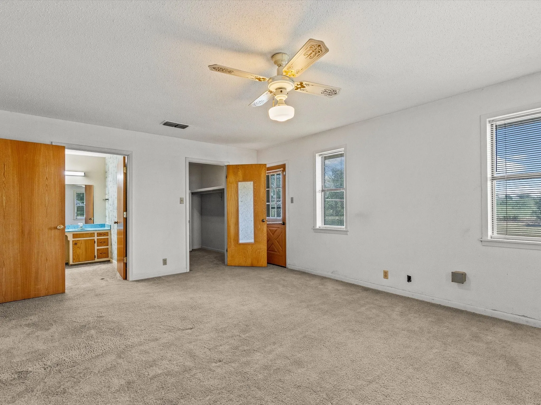 Single Family Residence For Sale in Montague County , 3433 Highway 81 N, Bowie, Texas 76230, 3 Bedroom, 3 Bathroom, Garage spaces, 3,095 Sqft, built in 1981, Preowned, mls#20100295, Real Estate Agent in Bowie, Homes For Sale in Montague county, Homes For Sale in Bowie, Realtor in Bowie Texas, Real Estate Brokerage Independent Realty Texas, Luminita Cordes Realtor