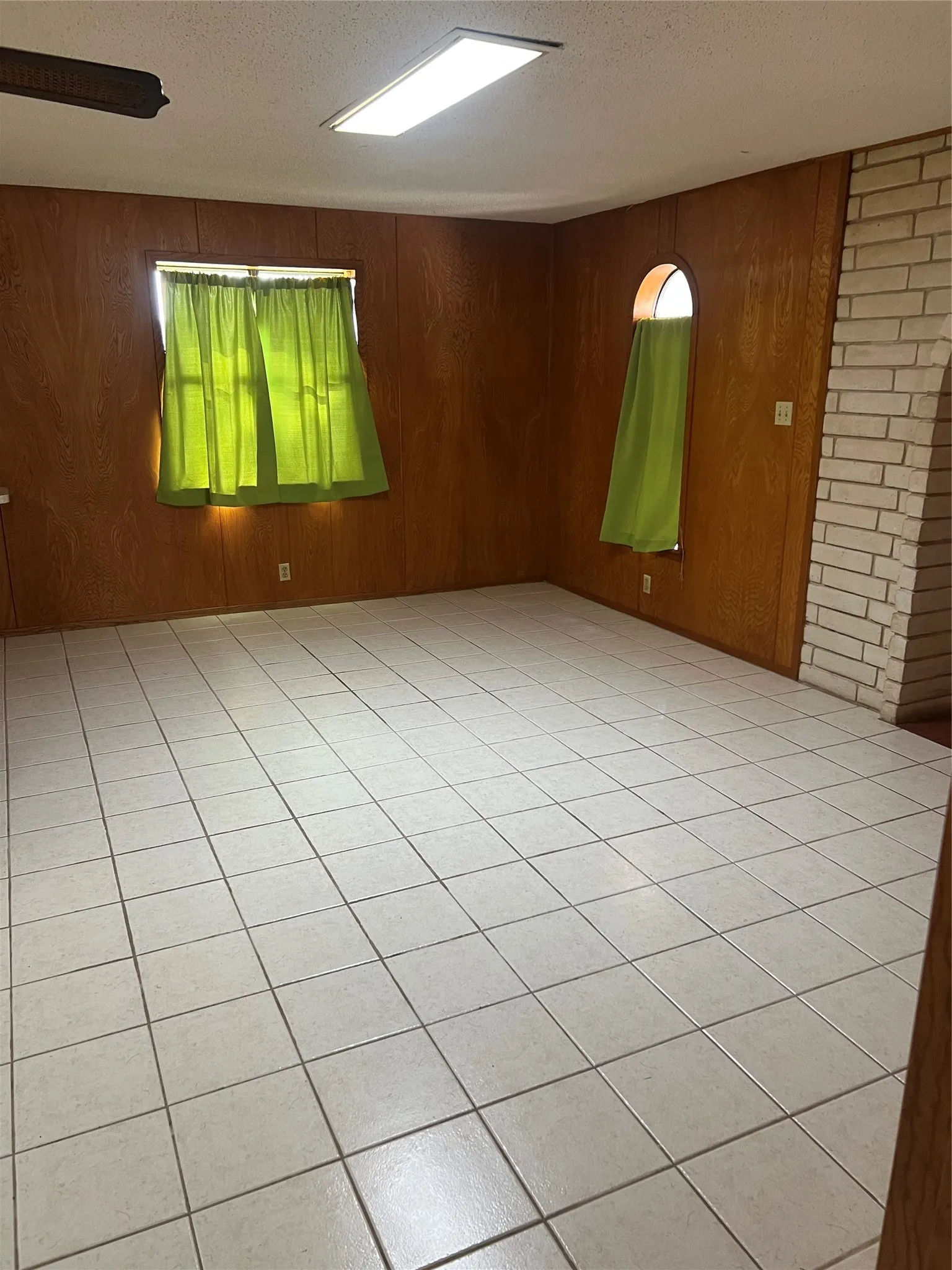 Single Family Residence For Sale in Montague County , 3433 Highway 81 N, Bowie, Texas 76230, 3 Bedroom, 3 Bathroom, Garage spaces, 3,095 Sqft, built in 1981, Preowned, mls#20100295, Real Estate Agent in Bowie, Homes For Sale in Montague county, Homes For Sale in Bowie, Realtor in Bowie Texas, Real Estate Brokerage Independent Realty Texas, Luminita Cordes Realtor