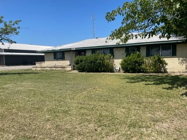 Single Family Residence For Sale in Hunt County , 6520 Fm 1570 W, Greenville, Texas 75402, 4 Bedrooms, 3 Bathrooms, 2 Garage spaces, 2,030 Sqft, built in 1970, Preowned, Price $199,000, mls#20162044, Real Estate Agent in Greenville, Homes For Sale in Hunt county, Homes For Sale in Greenville, Realtor in Greenville Texas, Real Estate Brokerage Independent Realty Texas, Luminita Cordes Realtor