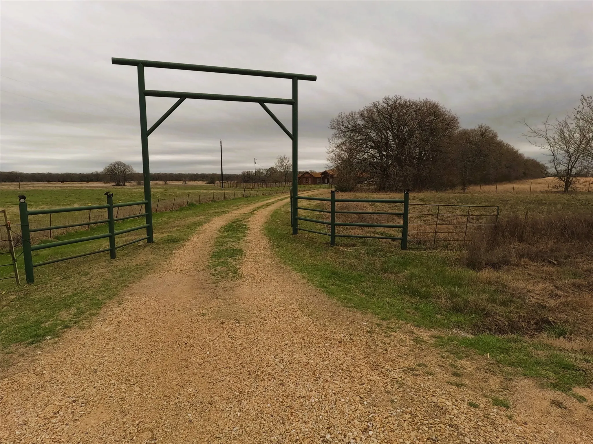 Single Family Residence For Sale in Kaufman County , 12053 S HWY 34, Scurry, Texas 75158, 3 Bedroom, 2 Bathroom, 2 Garage spaces, 1,646 Sqft, built in 1994, Preowned, mls#20298010, Real Estate Agent in Scurry, Homes For Sale in Kaufman county, Homes For Sale in Scurry, Realtor in Scurry Texas, Real Estate Brokerage Independent Realty Texas, Luminita Cordes Realtor