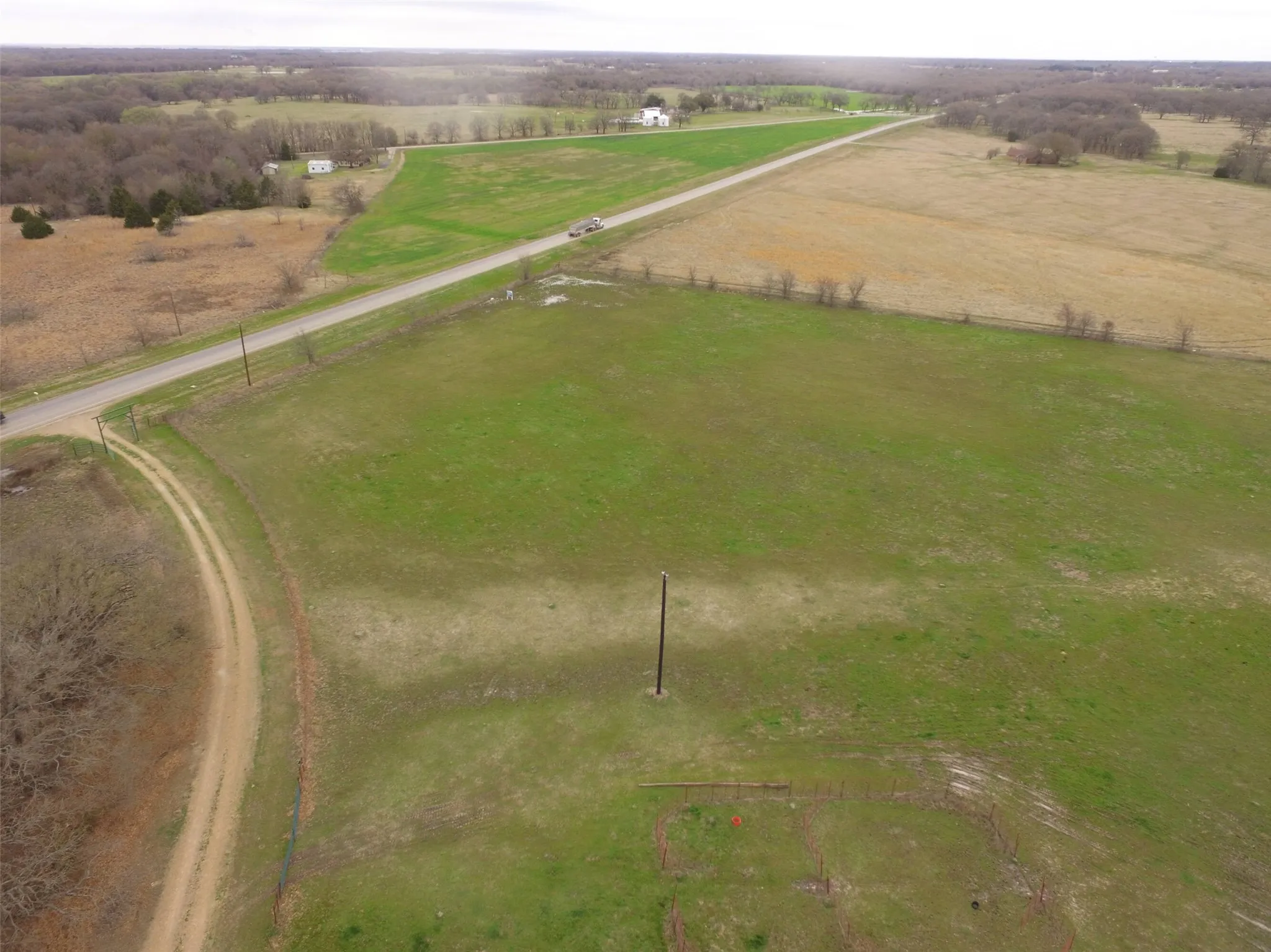 Single Family Residence For Sale in Kaufman County , 12053 S HWY 34, Scurry, Texas 75158, 3 Bedroom, 2 Bathroom, 2 Garage spaces, 1,646 Sqft, built in 1994, Preowned, mls#20298010, Real Estate Agent in Scurry, Homes For Sale in Kaufman county, Homes For Sale in Scurry, Realtor in Scurry Texas, Real Estate Brokerage Independent Realty Texas, Luminita Cordes Realtor