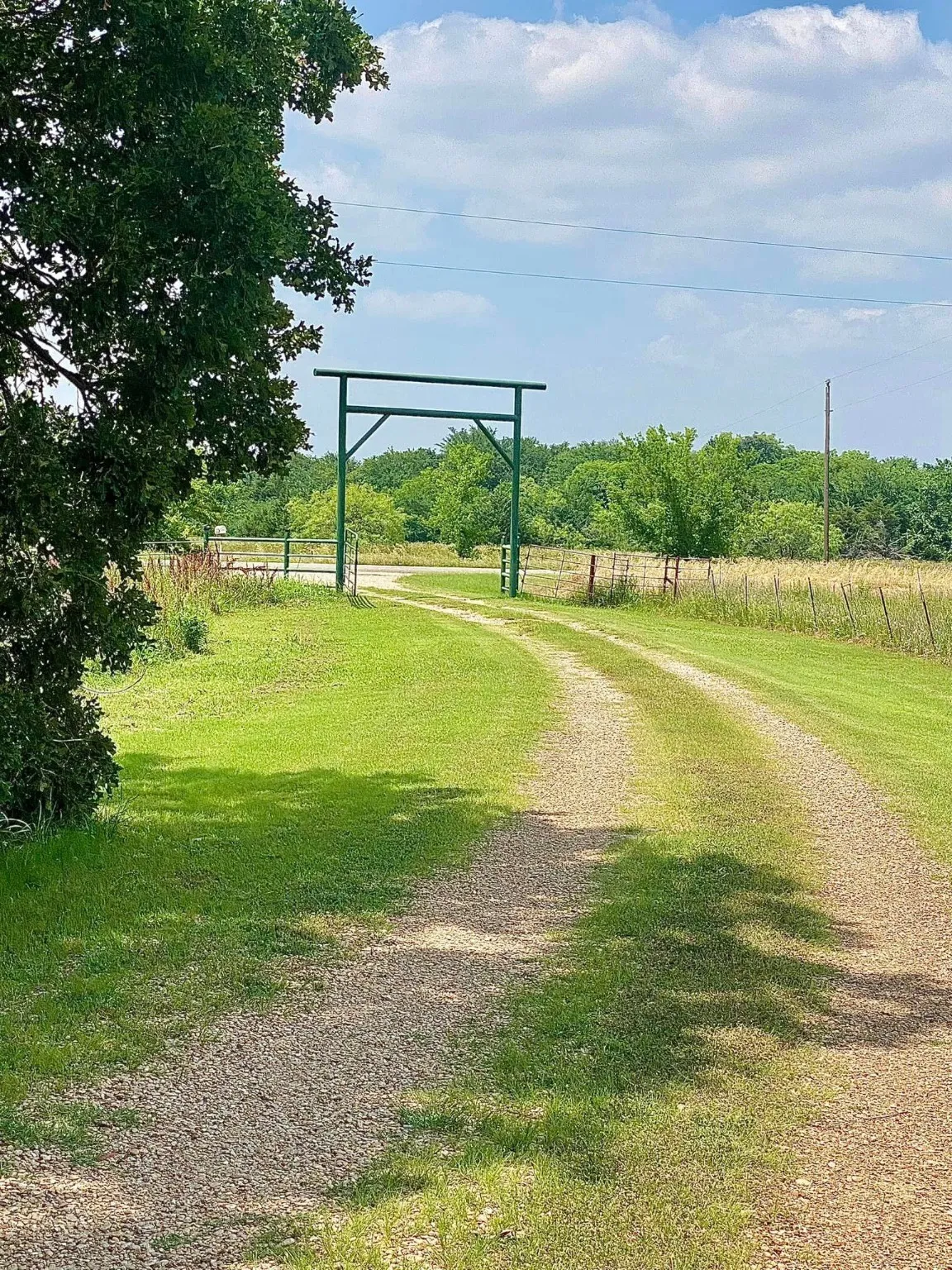 Single Family Residence For Sale in Kaufman County , 12053 S HWY 34, Scurry, Texas 75158, 3 Bedroom, 2 Bathroom, 2 Garage spaces, 1,646 Sqft, built in 1994, Preowned, mls#20298010, Real Estate Agent in Scurry, Homes For Sale in Kaufman county, Homes For Sale in Scurry, Realtor in Scurry Texas, Real Estate Brokerage Independent Realty Texas, Luminita Cordes Realtor