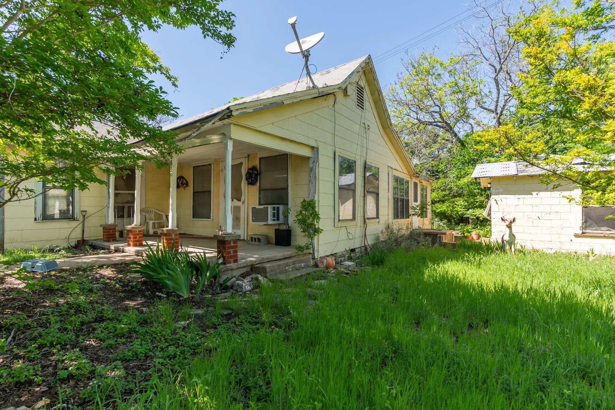 Single Family Residence For Sale in Coryell County , 6630 Fm 183, Evant, Texas 76525, 3 Bedroom, 2 Bathroom, Garage spaces, 1,134 Sqft, built in 1955, Preowned, mls#20316004, Real Estate Agent in Evant, Homes For Sale in Coryell county, Homes For Sale in Evant, Realtor in Evant Texas, Real Estate Brokerage Independent Realty Texas, Luminita Cordes Realtor
