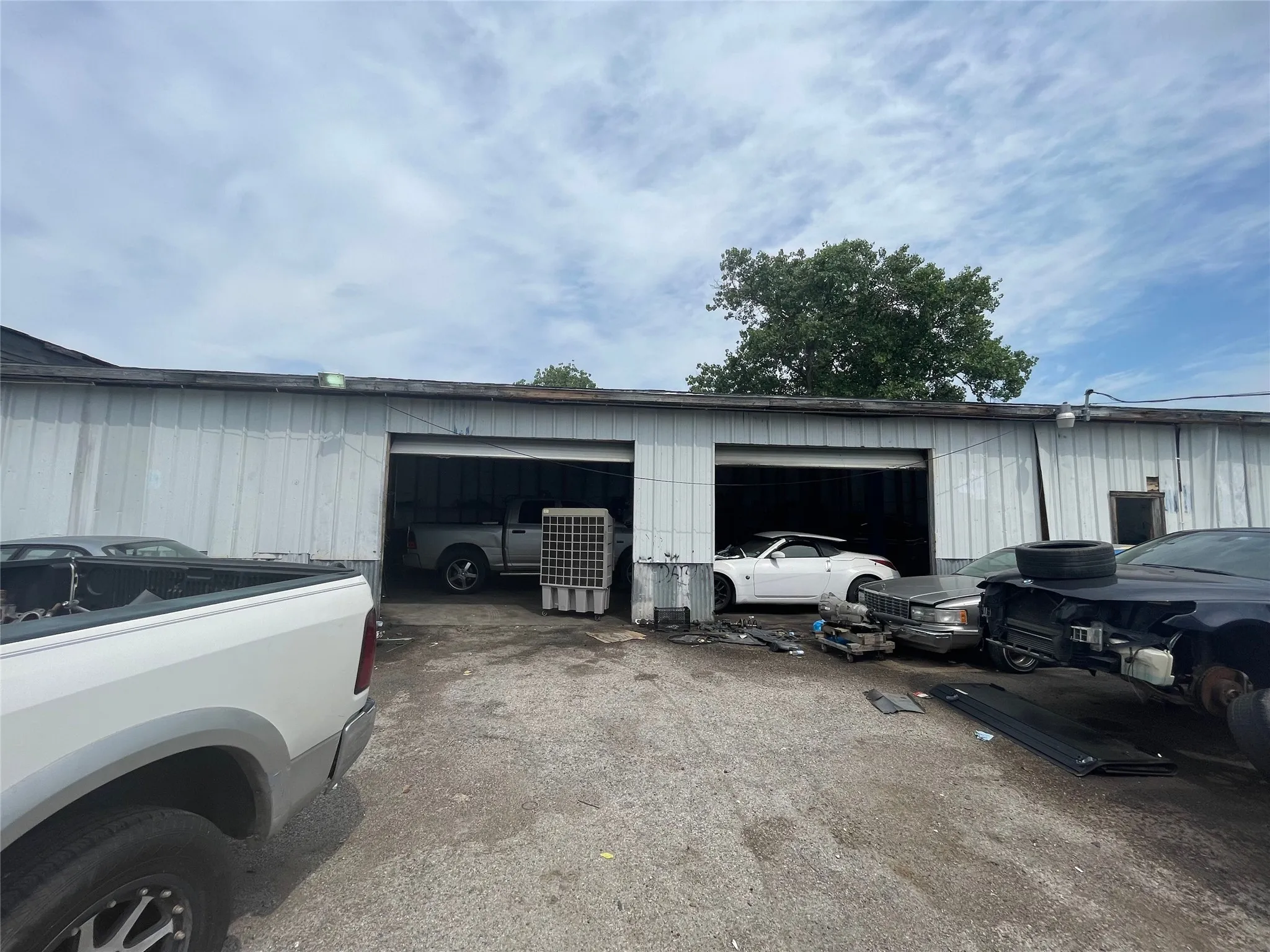 Industrial For Sale in Dallas County , 1006 W 6th Street, Irving, Texas 75060, 0, 0, Garage spaces, 0 Sqft, built in 1960, Preowned, Price $1,350,000, mls#20317373, Real Estate Agent in Irving, Homes For Sale in Dallas county, Homes For Sale in Irving, Realtor in Irving Texas, Real Estate Brokerage Independent Realty Texas, Luminita Cordes Realtor