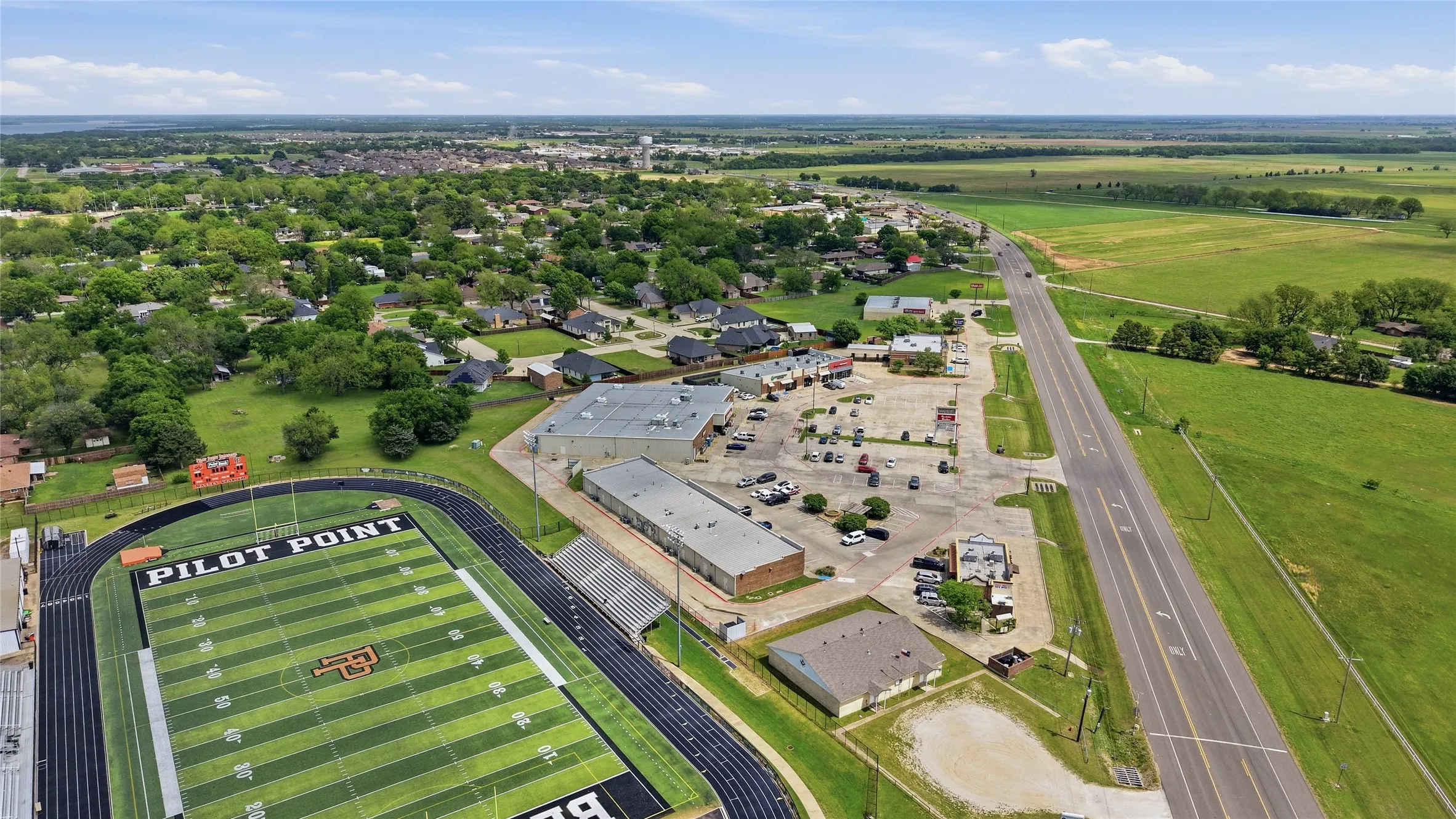 Warehouse For Sale in Denton County , 836 S Debbie Lane, Pilot Point, Texas 76258, 3 Bedroom, 2 Bathroom, Garage spaces, 2,698 Sqft, built in 1975, Preowned, mls#20332552, Real Estate Agent in Pilot Point, Homes For Sale in Denton county, Homes For Sale in Pilot Point, Realtor in Pilot Point Texas, Real Estate Brokerage Independent Realty Texas, Luminita Cordes Realtor
