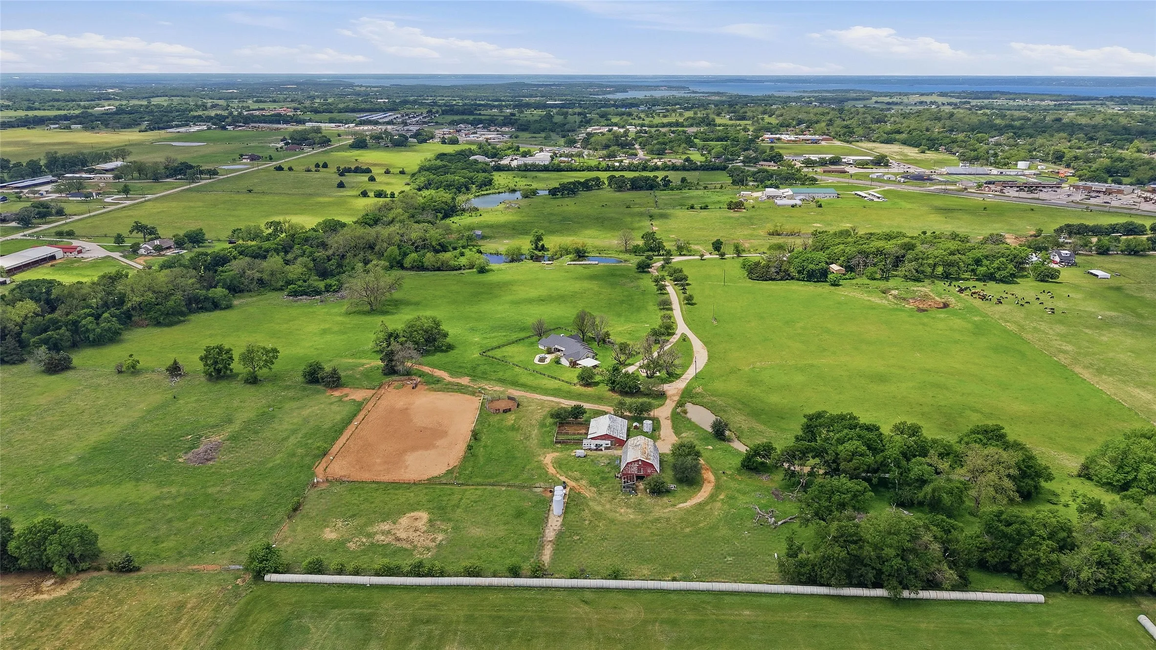 Warehouse For Sale in Denton County , 836 S Debbie Lane, Pilot Point, Texas 76258, 3 Bedroom, 2 Bathroom, Garage spaces, 2,698 Sqft, built in 1975, Preowned, mls#20332552, Real Estate Agent in Pilot Point, Homes For Sale in Denton county, Homes For Sale in Pilot Point, Realtor in Pilot Point Texas, Real Estate Brokerage Independent Realty Texas, Luminita Cordes Realtor