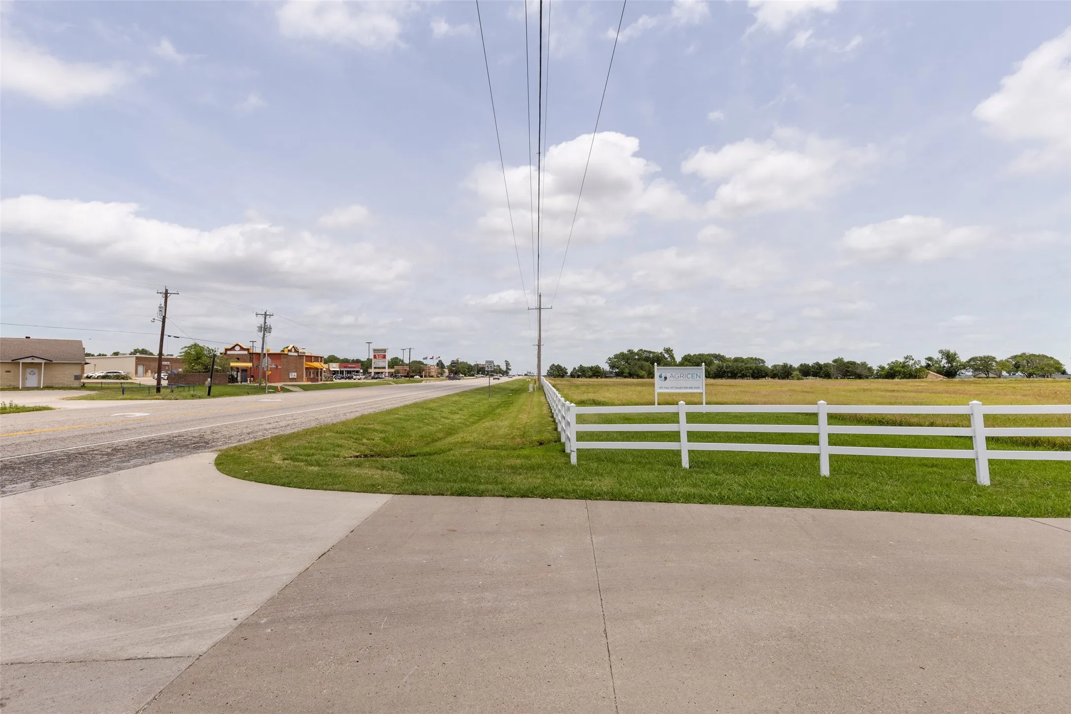 Warehouse For Sale in Denton County , 836 S Debbie Lane, Pilot Point, Texas 76258, 3 Bedroom, 2 Bathroom, Garage spaces, 2,698 Sqft, built in 1975, Preowned, mls#20332552, Real Estate Agent in Pilot Point, Homes For Sale in Denton county, Homes For Sale in Pilot Point, Realtor in Pilot Point Texas, Real Estate Brokerage Independent Realty Texas, Luminita Cordes Realtor