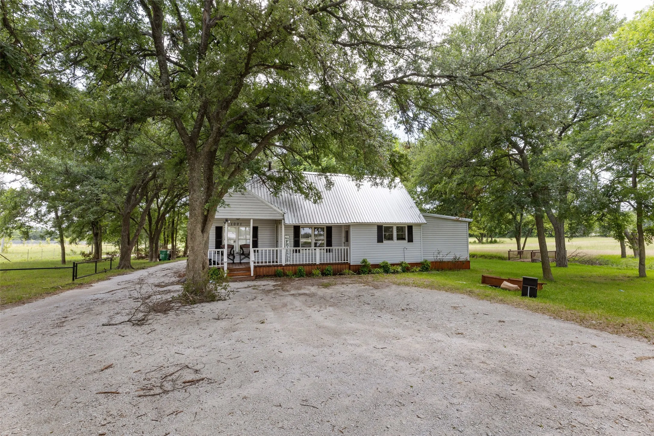 Warehouse For Sale in Denton County , 836 S Debbie Lane, Pilot Point, Texas 76258, 3 Bedroom, 2 Bathroom, Garage spaces, 2,698 Sqft, built in 1975, Preowned, mls#20332552, Real Estate Agent in Pilot Point, Homes For Sale in Denton county, Homes For Sale in Pilot Point, Realtor in Pilot Point Texas, Real Estate Brokerage Independent Realty Texas, Luminita Cordes Realtor
