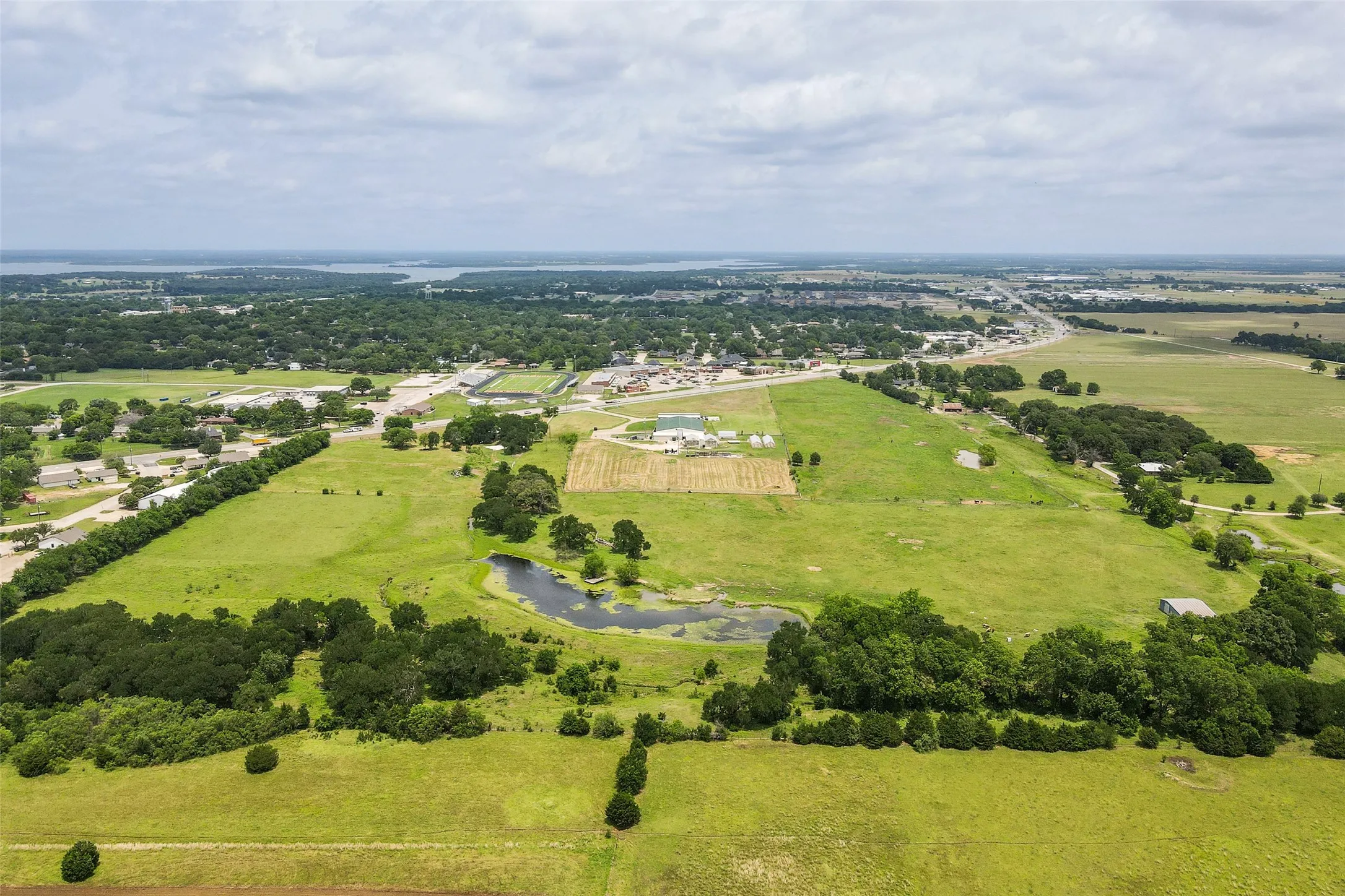 Warehouse For Sale in Denton County , 836 S Debbie Lane, Pilot Point, Texas 76258, 3 Bedroom, 2 Bathroom, Garage spaces, 2,698 Sqft, built in 1975, Preowned, mls#20332552, Real Estate Agent in Pilot Point, Homes For Sale in Denton county, Homes For Sale in Pilot Point, Realtor in Pilot Point Texas, Real Estate Brokerage Independent Realty Texas, Luminita Cordes Realtor