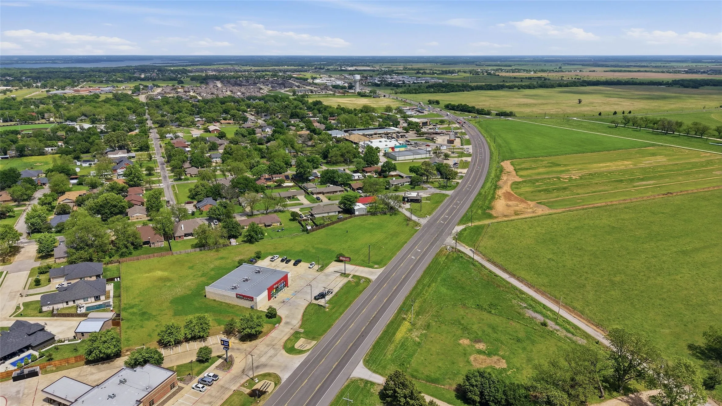 Warehouse For Sale in Denton County , 836 S Debbie Lane, Pilot Point, Texas 76258, 3 Bedroom, 2 Bathroom, Garage spaces, 2,698 Sqft, built in 1975, Preowned, mls#20332552, Real Estate Agent in Pilot Point, Homes For Sale in Denton county, Homes For Sale in Pilot Point, Realtor in Pilot Point Texas, Real Estate Brokerage Independent Realty Texas, Luminita Cordes Realtor