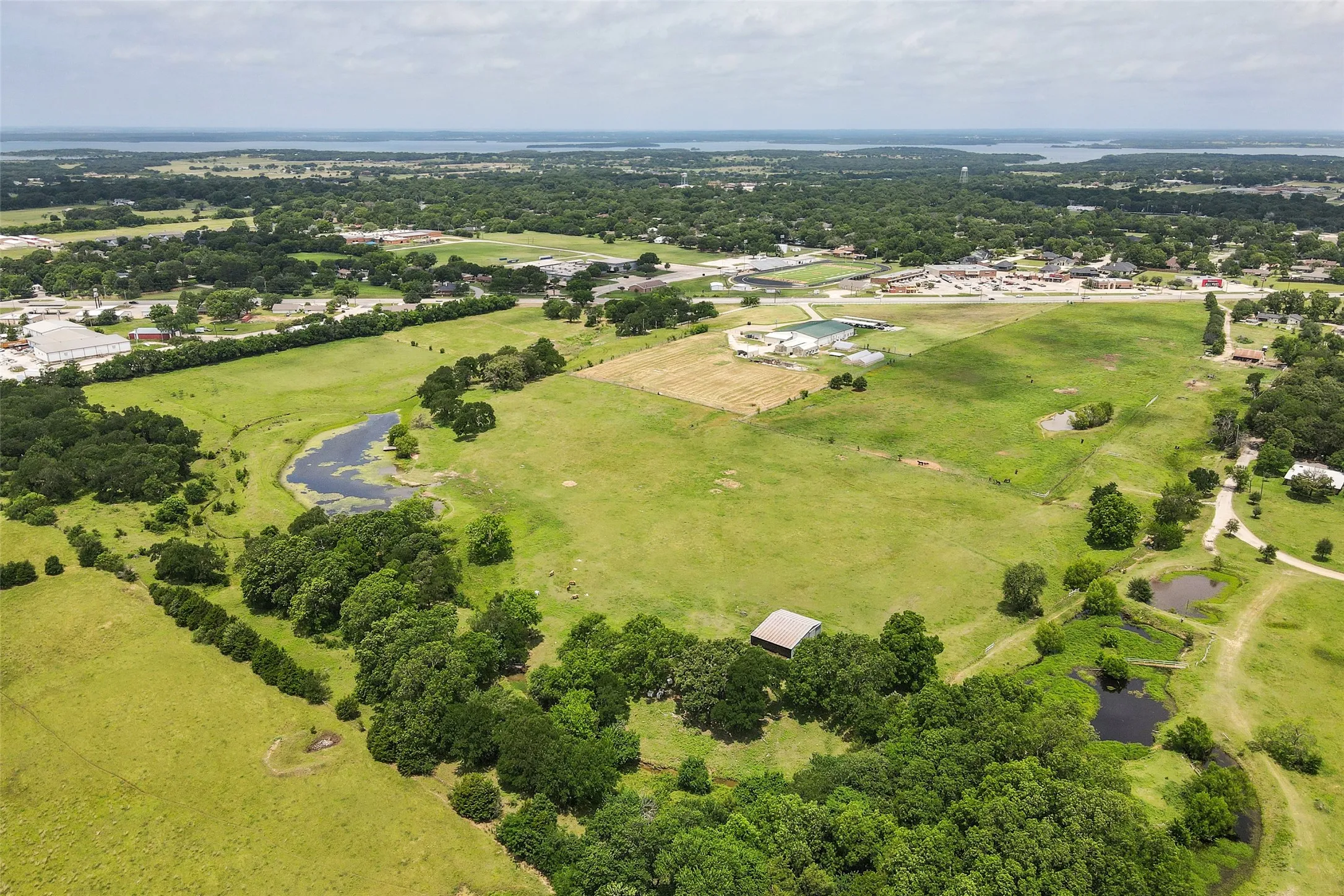 Warehouse For Sale in Denton County , 836 S Debbie Lane, Pilot Point, Texas 76258, 3 Bedroom, 2 Bathroom, Garage spaces, 2,698 Sqft, built in 1975, Preowned, mls#20332552, Real Estate Agent in Pilot Point, Homes For Sale in Denton county, Homes For Sale in Pilot Point, Realtor in Pilot Point Texas, Real Estate Brokerage Independent Realty Texas, Luminita Cordes Realtor