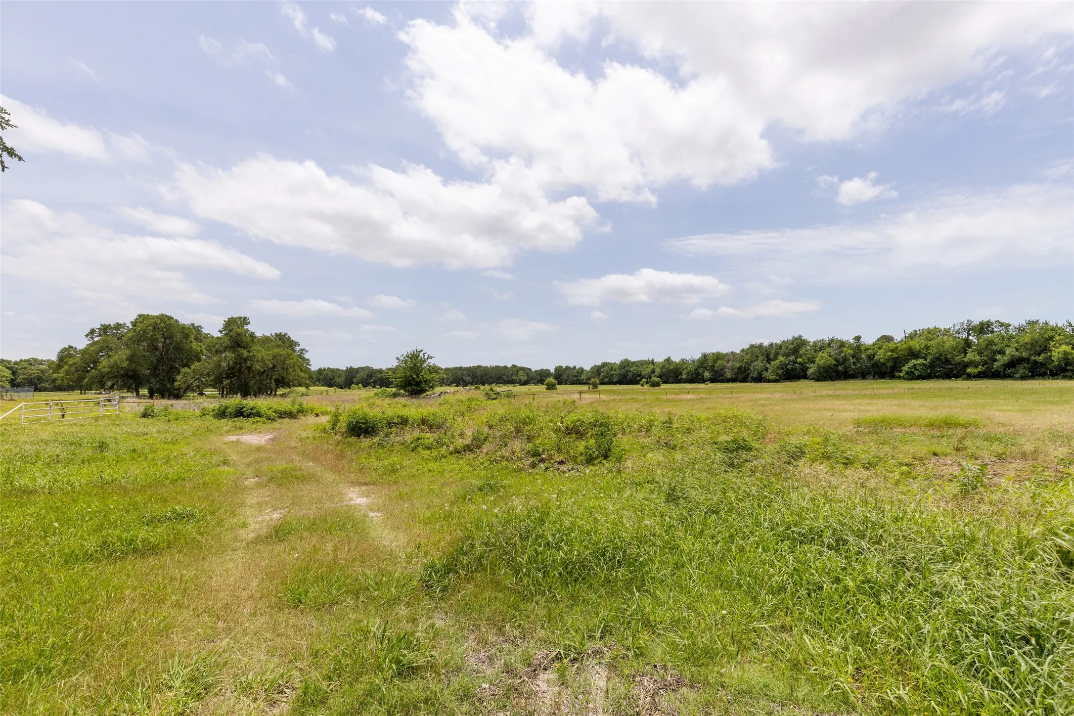 Warehouse For Sale in Denton County , 836 S Debbie Lane, Pilot Point, Texas 76258, 3 Bedroom, 2 Bathroom, Garage spaces, 2,698 Sqft, built in 1975, Preowned, mls#20332552, Real Estate Agent in Pilot Point, Homes For Sale in Denton county, Homes For Sale in Pilot Point, Realtor in Pilot Point Texas, Real Estate Brokerage Independent Realty Texas, Luminita Cordes Realtor