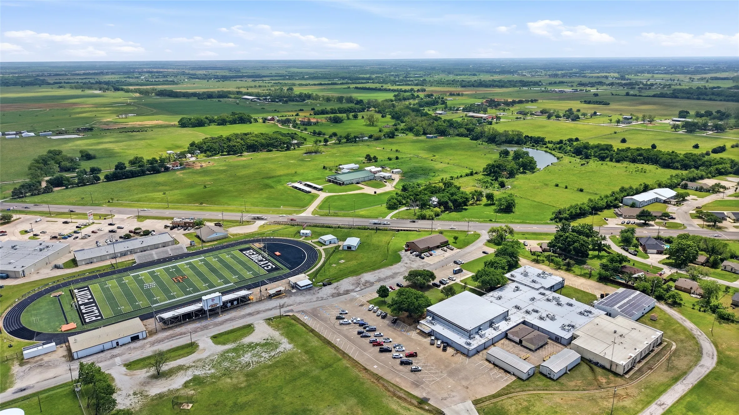 Warehouse For Sale in Denton County , 836 S Debbie Lane, Pilot Point, Texas 76258, 3 Bedroom, 2 Bathroom, Garage spaces, 2,698 Sqft, built in 1975, Preowned, mls#20332552, Real Estate Agent in Pilot Point, Homes For Sale in Denton county, Homes For Sale in Pilot Point, Realtor in Pilot Point Texas, Real Estate Brokerage Independent Realty Texas, Luminita Cordes Realtor