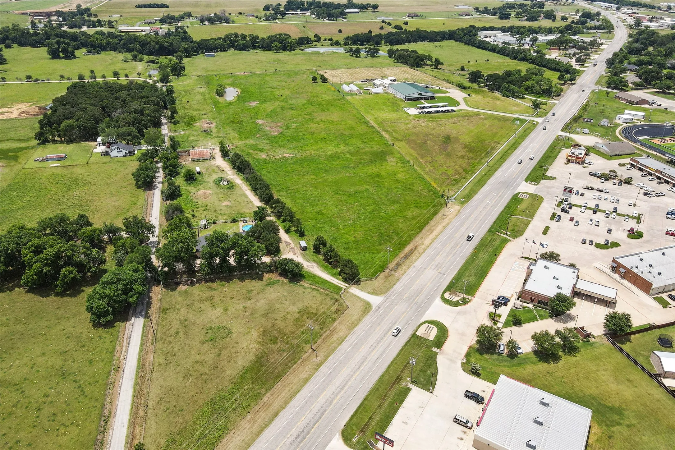 Warehouse For Sale in Denton County , 836 S Debbie Lane, Pilot Point, Texas 76258, 3 Bedroom, 2 Bathroom, Garage spaces, 2,698 Sqft, built in 1975, Preowned, mls#20332552, Real Estate Agent in Pilot Point, Homes For Sale in Denton county, Homes For Sale in Pilot Point, Realtor in Pilot Point Texas, Real Estate Brokerage Independent Realty Texas, Luminita Cordes Realtor