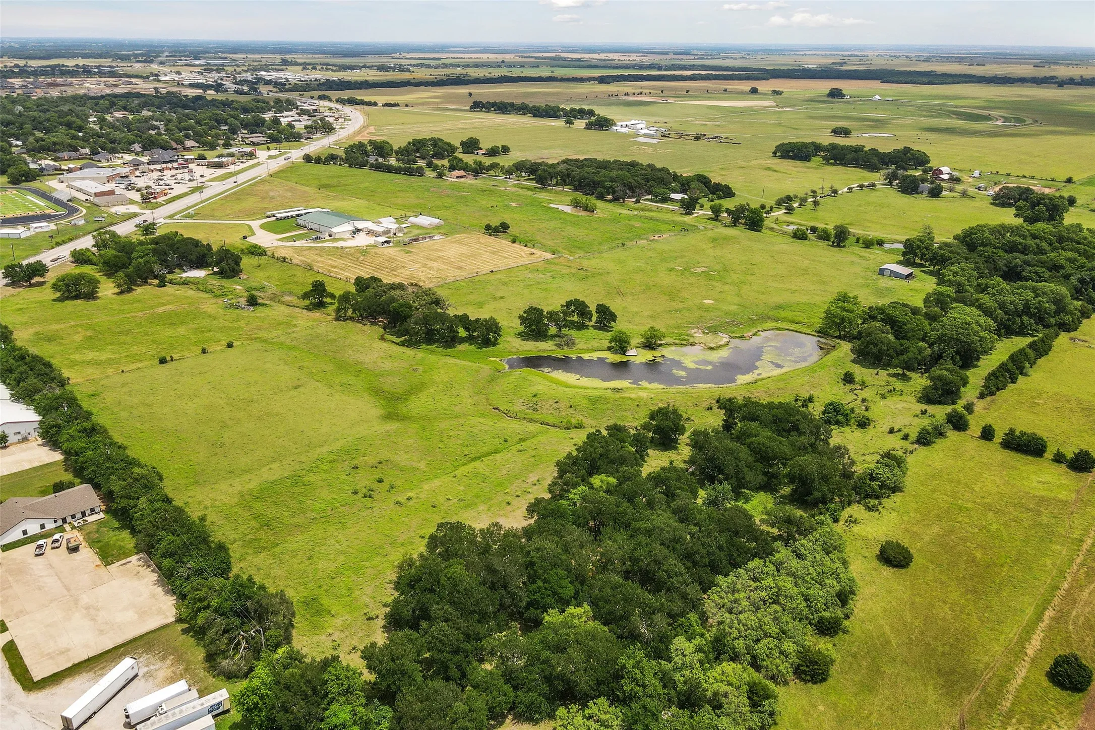 Warehouse For Sale in Denton County , 836 S Debbie Lane, Pilot Point, Texas 76258, 3 Bedroom, 2 Bathroom, Garage spaces, 2,698 Sqft, built in 1975, Preowned, mls#20332552, Real Estate Agent in Pilot Point, Homes For Sale in Denton county, Homes For Sale in Pilot Point, Realtor in Pilot Point Texas, Real Estate Brokerage Independent Realty Texas, Luminita Cordes Realtor