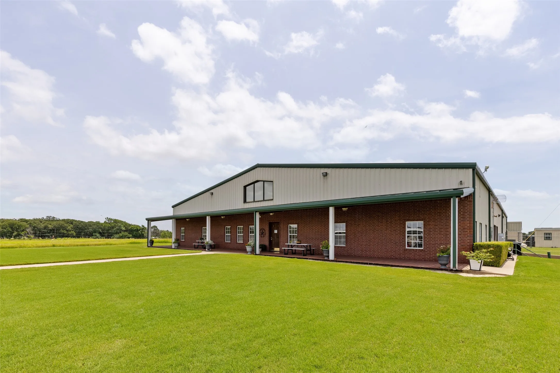 Warehouse For Sale in Denton County , 836 S Debbie Lane, Pilot Point, Texas 76258, 3 Bedroom, 2 Bathroom, Garage spaces, 2,698 Sqft, built in 1975, Preowned, mls#20332552, Real Estate Agent in Pilot Point, Homes For Sale in Denton county, Homes For Sale in Pilot Point, Realtor in Pilot Point Texas, Real Estate Brokerage Independent Realty Texas, Luminita Cordes Realtor