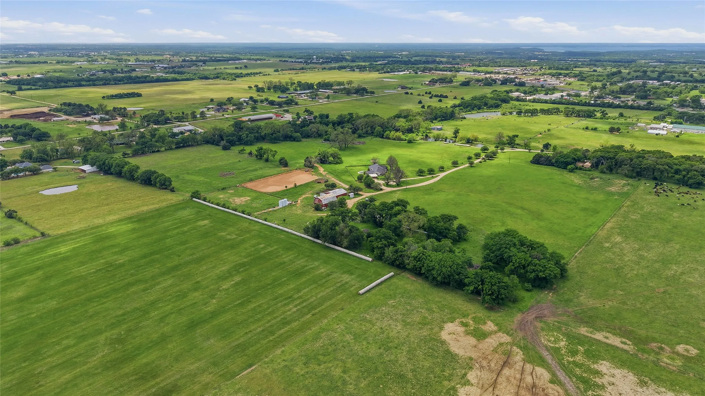 Warehouse For Sale in Denton County , 836 S Debbie Lane, Pilot Point, Texas 76258, 3 Bedroom, 2 Bathroom, Garage spaces, 2,698 Sqft, built in 1975, Preowned, mls#20332552, Real Estate Agent in Pilot Point, Homes For Sale in Denton county, Homes For Sale in Pilot Point, Realtor in Pilot Point Texas, Real Estate Brokerage Independent Realty Texas, Luminita Cordes Realtor
