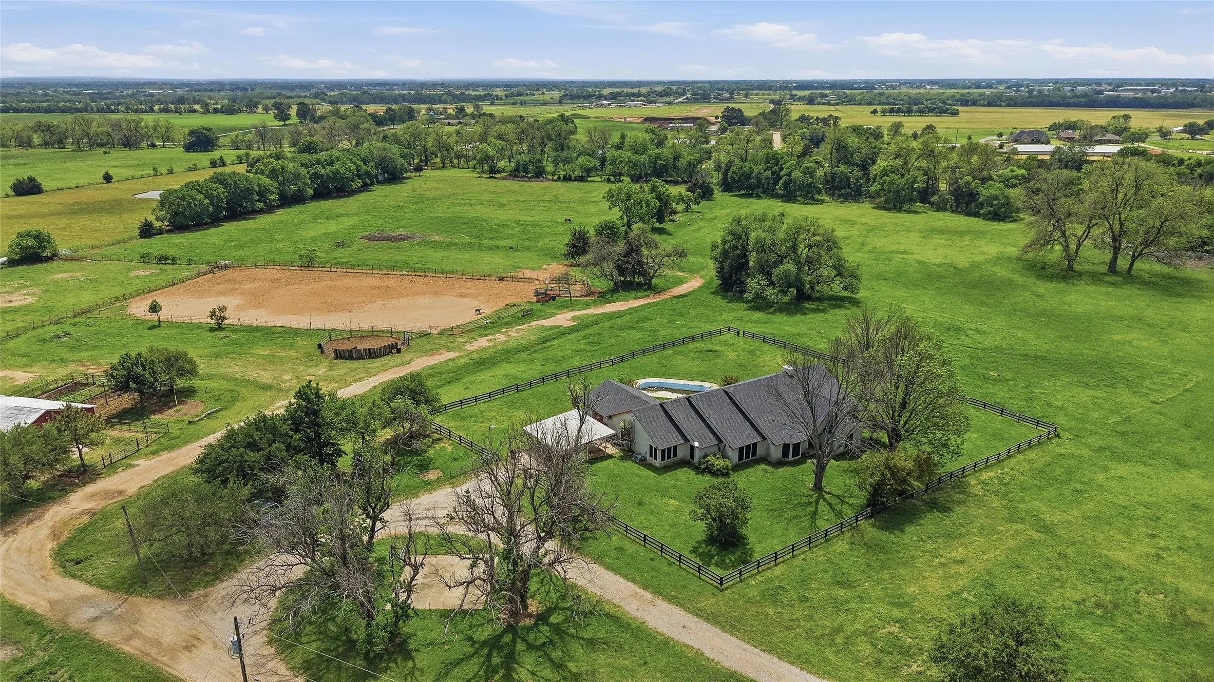 Warehouse For Sale in Denton County , 836 S Debbie Lane, Pilot Point, Texas 76258, 3 Bedroom, 2 Bathroom, Garage spaces, 2,698 Sqft, built in 1975, Preowned, mls#20332552, Real Estate Agent in Pilot Point, Homes For Sale in Denton county, Homes For Sale in Pilot Point, Realtor in Pilot Point Texas, Real Estate Brokerage Independent Realty Texas, Luminita Cordes Realtor