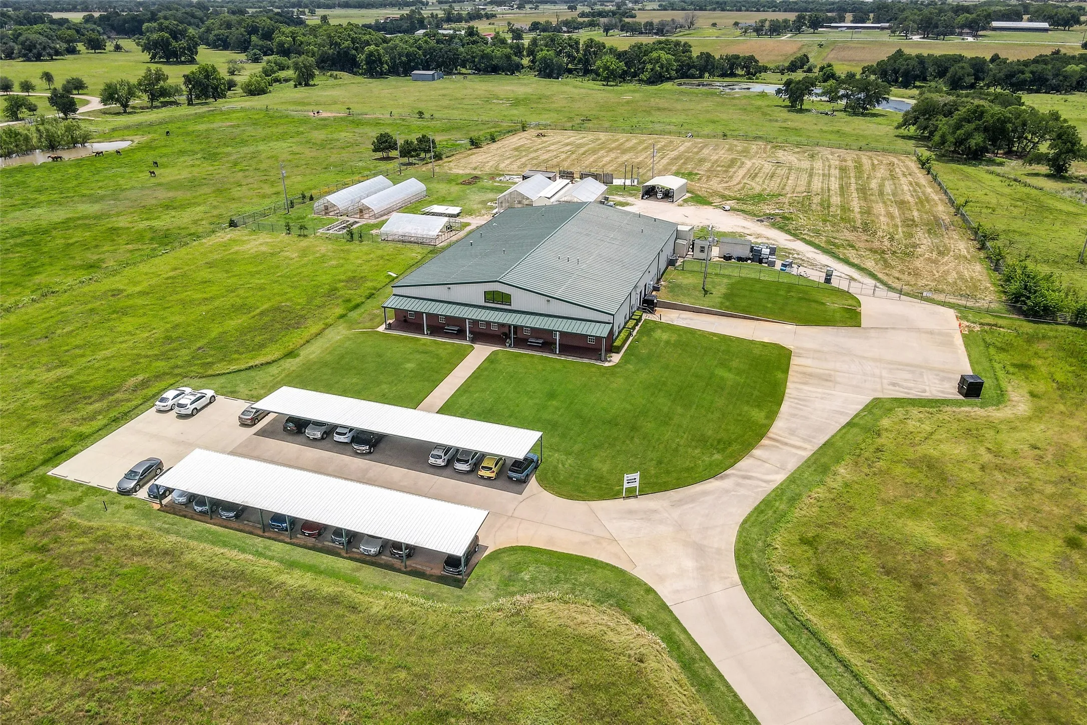 Warehouse For Sale in Denton County , 836 S Debbie Lane, Pilot Point, Texas 76258, 3 Bedroom, 2 Bathroom, Garage spaces, 2,698 Sqft, built in 1975, Preowned, mls#20332552, Real Estate Agent in Pilot Point, Homes For Sale in Denton county, Homes For Sale in Pilot Point, Realtor in Pilot Point Texas, Real Estate Brokerage Independent Realty Texas, Luminita Cordes Realtor