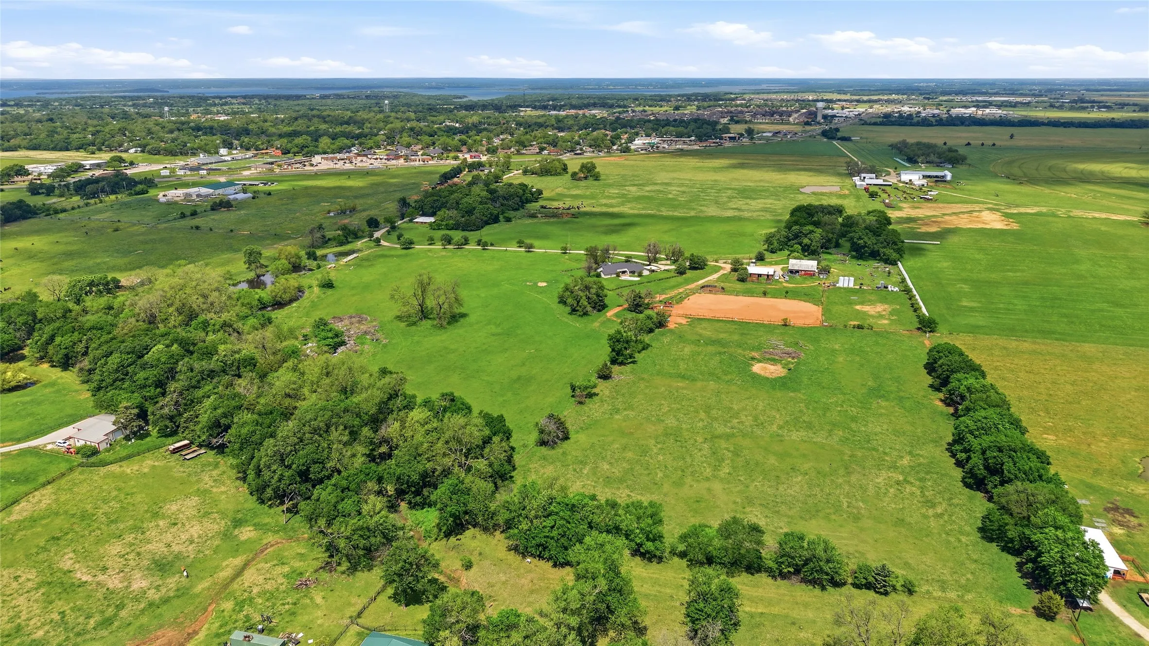 Warehouse For Sale in Denton County , 836 S Debbie Lane, Pilot Point, Texas 76258, 3 Bedroom, 2 Bathroom, Garage spaces, 2,698 Sqft, built in 1975, Preowned, mls#20332552, Real Estate Agent in Pilot Point, Homes For Sale in Denton county, Homes For Sale in Pilot Point, Realtor in Pilot Point Texas, Real Estate Brokerage Independent Realty Texas, Luminita Cordes Realtor
