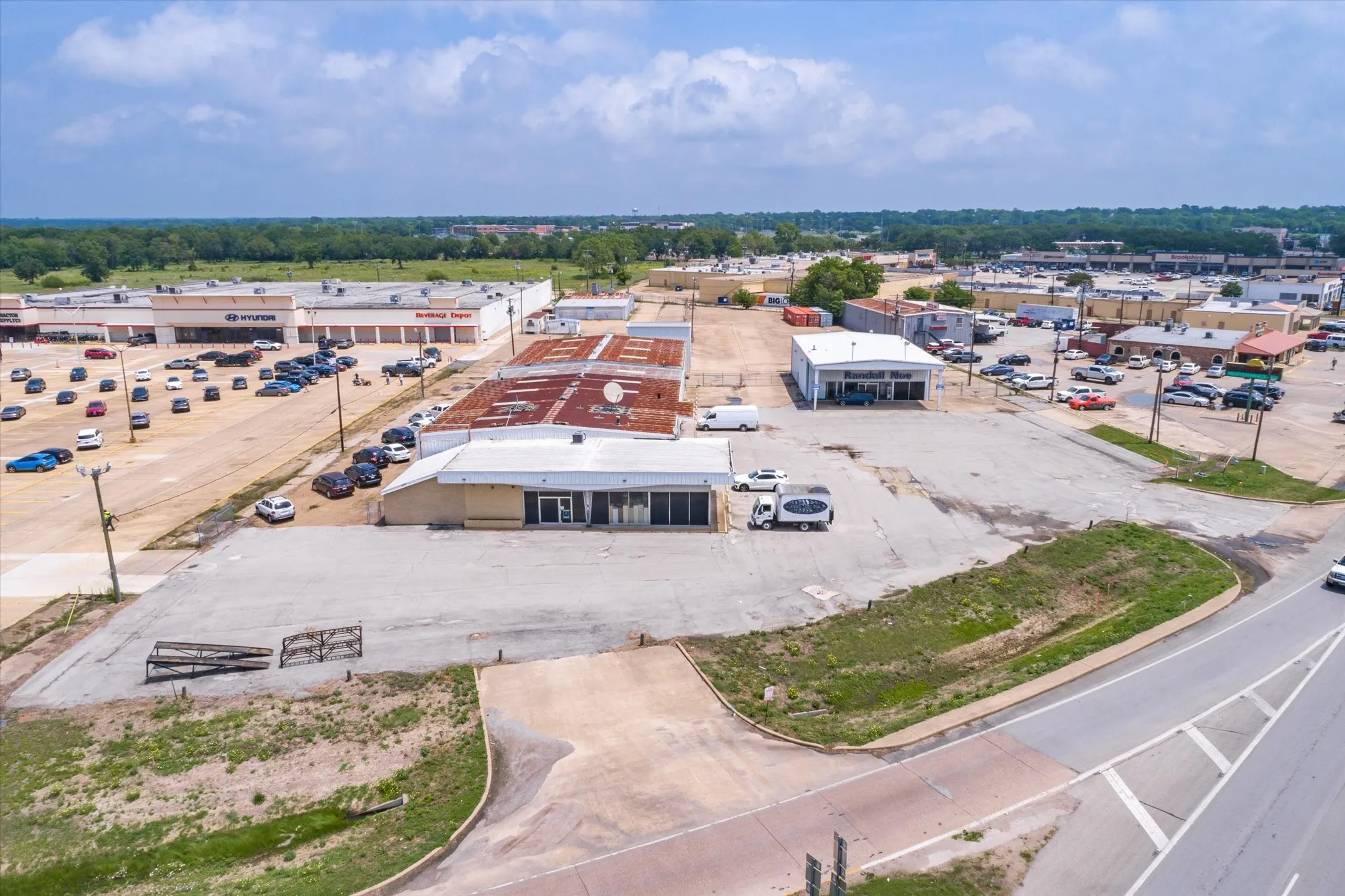 Retail For Sale in Kaufman County , 1608 W Moore Avenue, Terrell, Texas 75160, 0, 0, Garage spaces, 0 Sqft, built in 1963, Preowned, Price $3,900,000, mls#20321787, Real Estate Agent in Terrell, Homes For Sale in Kaufman county, Homes For Sale in Terrell, Realtor in Terrell Texas, Real Estate Brokerage Independent Realty Texas, Luminita Cordes Realtor