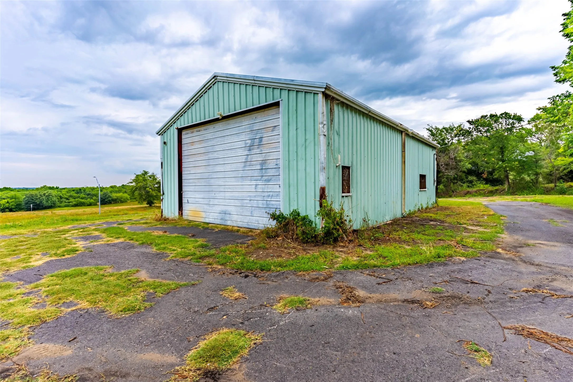 Industrial For Sale in Kaufman County , 1021 W Grove Street, Kaufman, Texas 75142, 0, 0, Garage spaces, 0 Sqft, built in 1900, Preowned, Price $325,000, mls#20350621, Real Estate Agent in Kaufman, Homes For Sale in Kaufman county, Homes For Sale in Kaufman, Realtor in Kaufman Texas, Real Estate Brokerage Independent Realty Texas, Luminita Cordes Realtor
