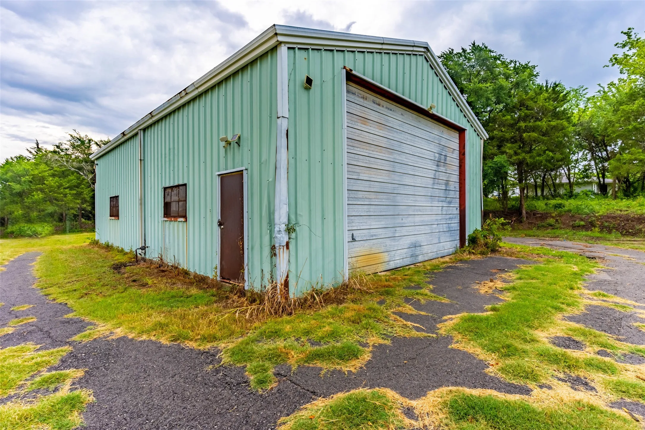 Industrial For Sale in Kaufman County , 1021 W Grove Street, Kaufman, Texas 75142, 0, 0, Garage spaces, 0 Sqft, built in 1900, Preowned, Price $325,000, mls#20350621, Real Estate Agent in Kaufman, Homes For Sale in Kaufman county, Homes For Sale in Kaufman, Realtor in Kaufman Texas, Real Estate Brokerage Independent Realty Texas, Luminita Cordes Realtor