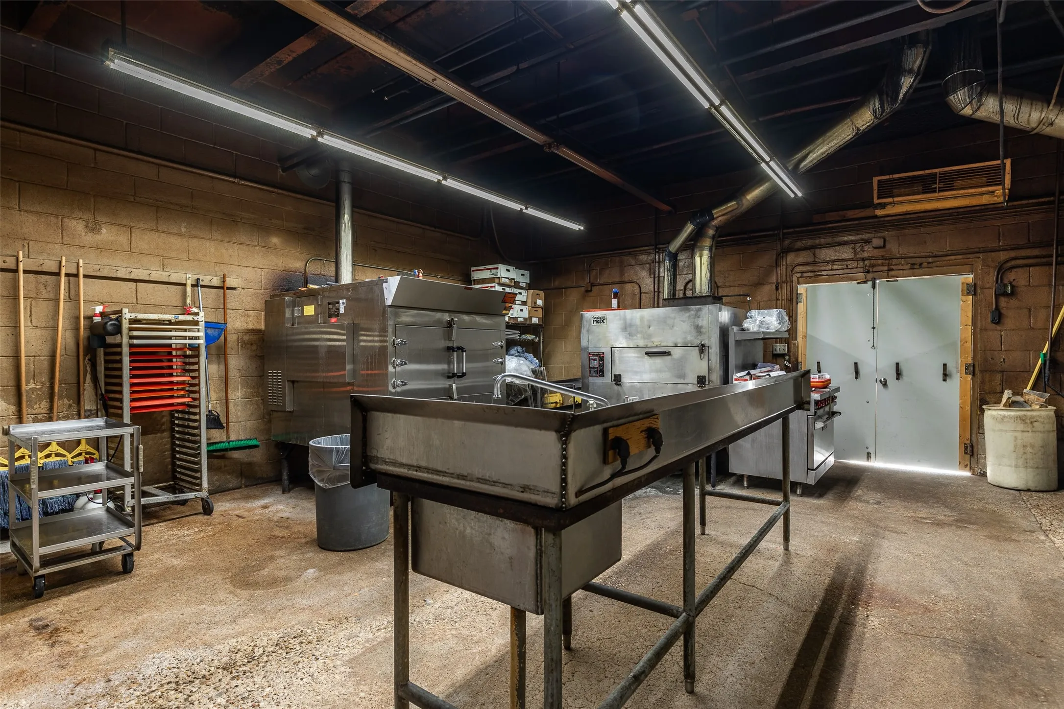 Business For Sale in Hill County , 212 S Hickory Street, Abbott, Texas 76621, 0, 0, Garage spaces, 8,351 Sqft, built in 1965, Preowned, mls#20381908, Real Estate Agent in Abbott, Homes For Sale in Hill county, Homes For Sale in Abbott, Realtor in Abbott Texas, Real Estate Brokerage Independent Realty Texas, Luminita Cordes Realtor