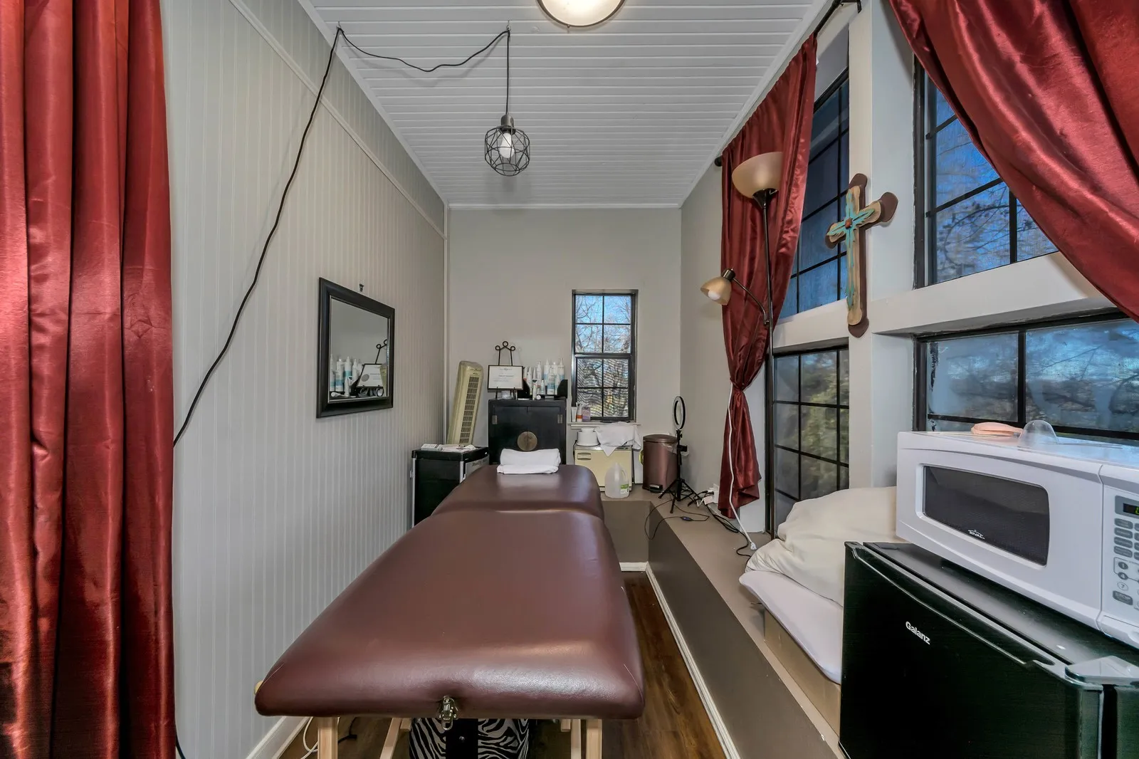 Office For Sale in Tarrant County , 6712 Azle Avenue, Lake Worth, Texas 76135, 0, 0, Garage spaces, 0 Sqft, built in 1950, Preowned, mls#20406219, Real Estate Agent in Lake Worth, Homes For Sale in Tarrant county, Homes For Sale in Lake Worth, Realtor in Lake Worth Texas, Real Estate Brokerage Independent Realty Texas, Luminita Cordes Realtor