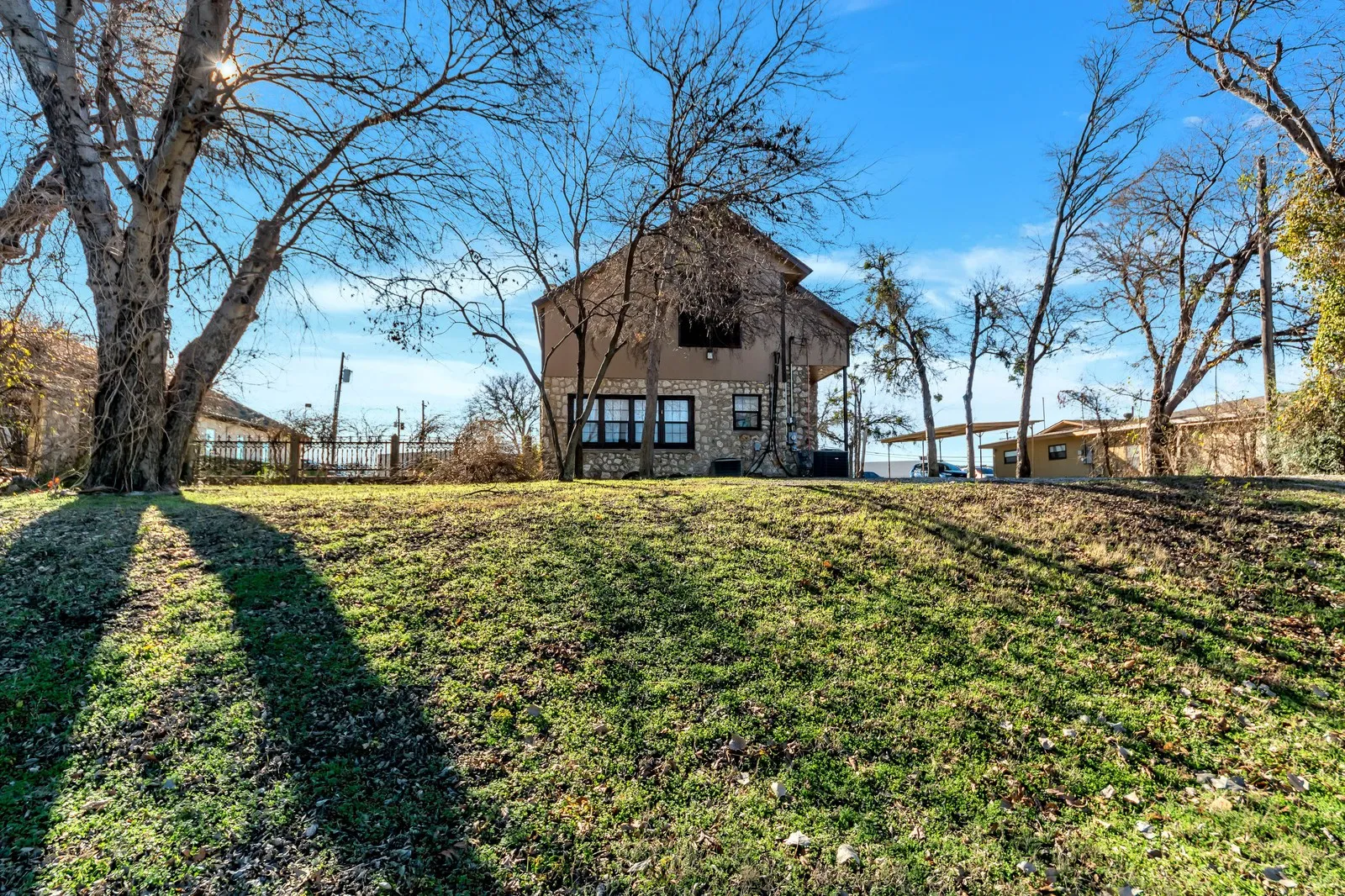 Office For Sale in Tarrant County , 6712 Azle Avenue, Lake Worth, Texas 76135, 0, 0, Garage spaces, 0 Sqft, built in 1950, Preowned, mls#20406219, Real Estate Agent in Lake Worth, Homes For Sale in Tarrant county, Homes For Sale in Lake Worth, Realtor in Lake Worth Texas, Real Estate Brokerage Independent Realty Texas, Luminita Cordes Realtor