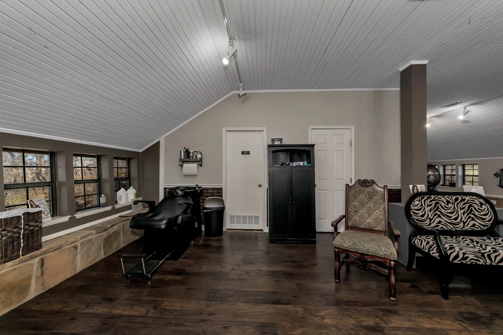 Office For Sale in Tarrant County , 6712 Azle Avenue, Lake Worth, Texas 76135, 0, 0, Garage spaces, 0 Sqft, built in 1950, Preowned, mls#20406219, Real Estate Agent in Lake Worth, Homes For Sale in Tarrant county, Homes For Sale in Lake Worth, Realtor in Lake Worth Texas, Real Estate Brokerage Independent Realty Texas, Luminita Cordes Realtor