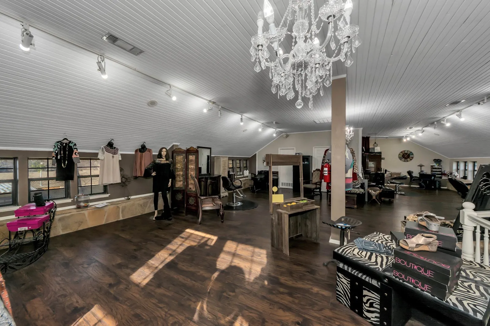 Office For Sale in Tarrant County , 6712 Azle Avenue, Lake Worth, Texas 76135, 0, 0, Garage spaces, 0 Sqft, built in 1950, Preowned, mls#20406219, Real Estate Agent in Lake Worth, Homes For Sale in Tarrant county, Homes For Sale in Lake Worth, Realtor in Lake Worth Texas, Real Estate Brokerage Independent Realty Texas, Luminita Cordes Realtor