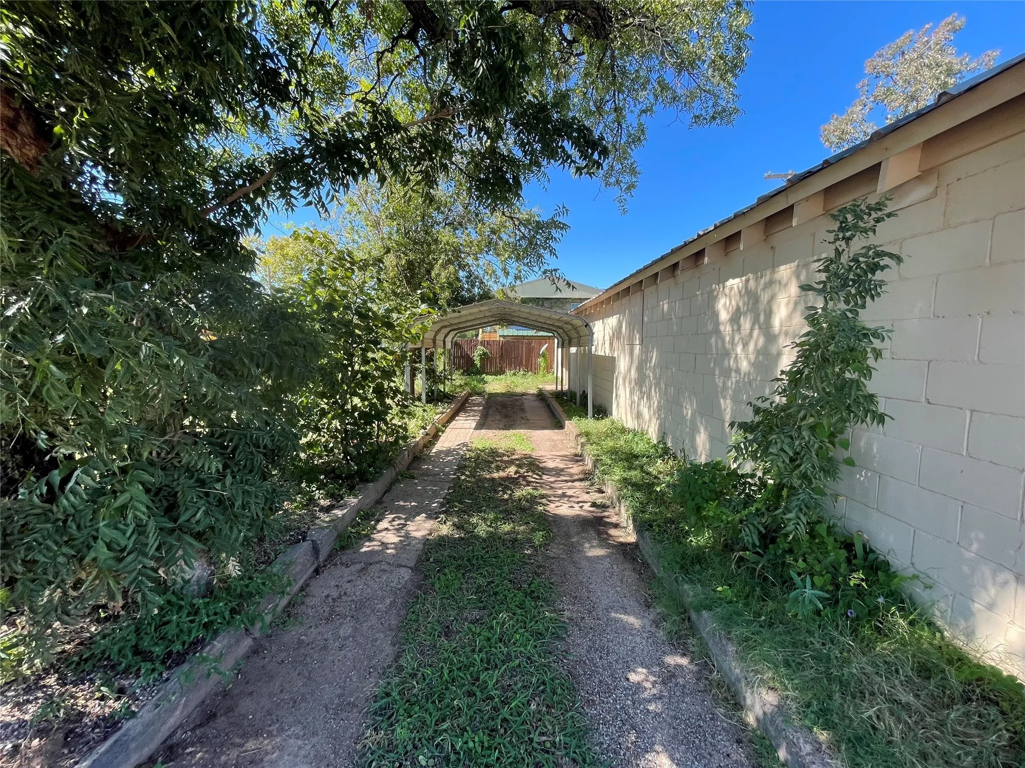 2826 Pine - Two Bedroom Unit Parking