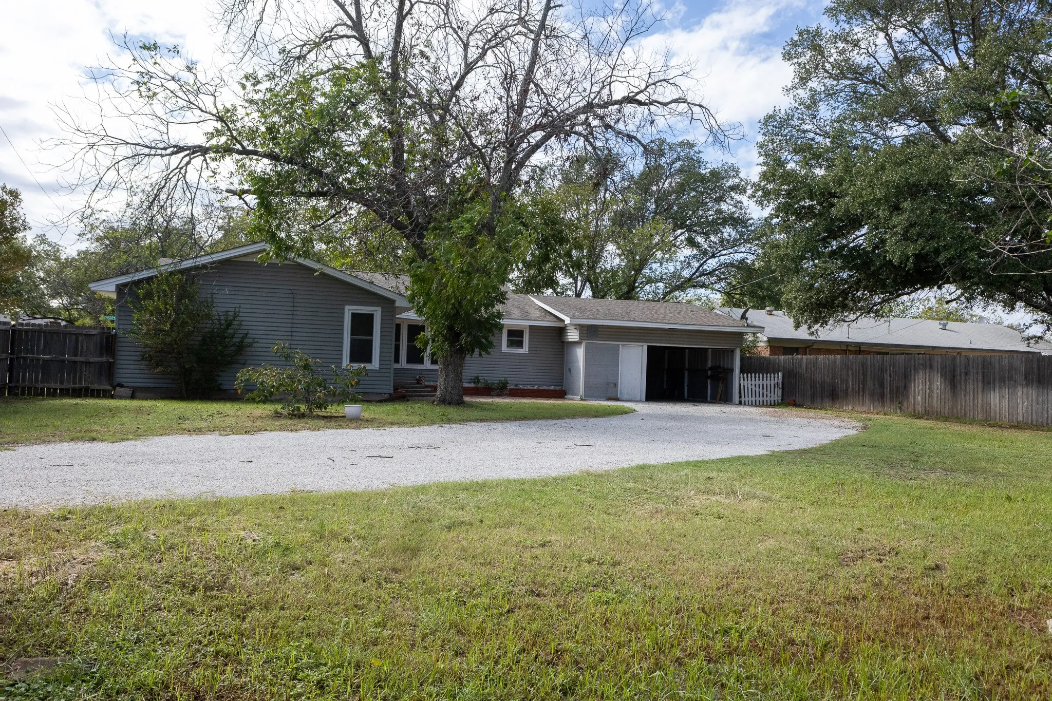 Single Family Residence For Sale in Brown County , 2010 4th Street, Brownwood, Texas 76801, 3 Bedroom, 3 Bathroom, 1 Garage spaces, 2,088 Sqft, built in 0, Price $249,500, mls#20470850, Real Estate Agent in Brownwood, Homes For Sale in Brown county, Homes For Sale in Brownwood, Realtor in Brownwood Texas, Real Estate Brokerage Independent Realty Texas, Luminita Cordes Realtor