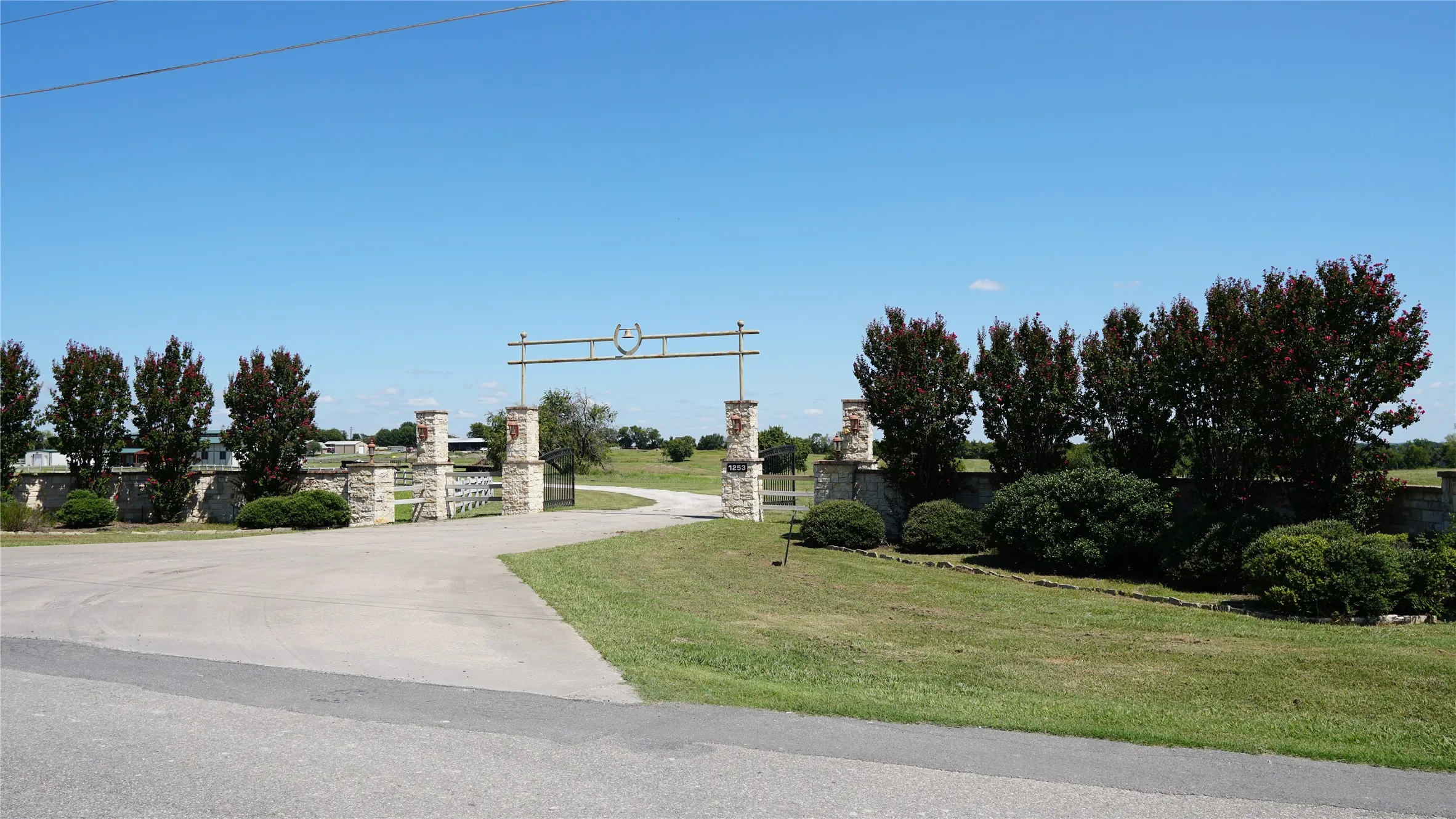 Warehouse For Sale in Grayson County , 1253 N HILL Street N, Van Alstyne, Texas 75495, 0, 0, Garage spaces, 4,008 Sqft, built in 2002, Preowned, mls#20492571, Real Estate Agent in Van Alstyne, Homes For Sale in Grayson county, Homes For Sale in Van Alstyne, Realtor in Van Alstyne Texas, Real Estate Brokerage Independent Realty Texas, Luminita Cordes Realtor