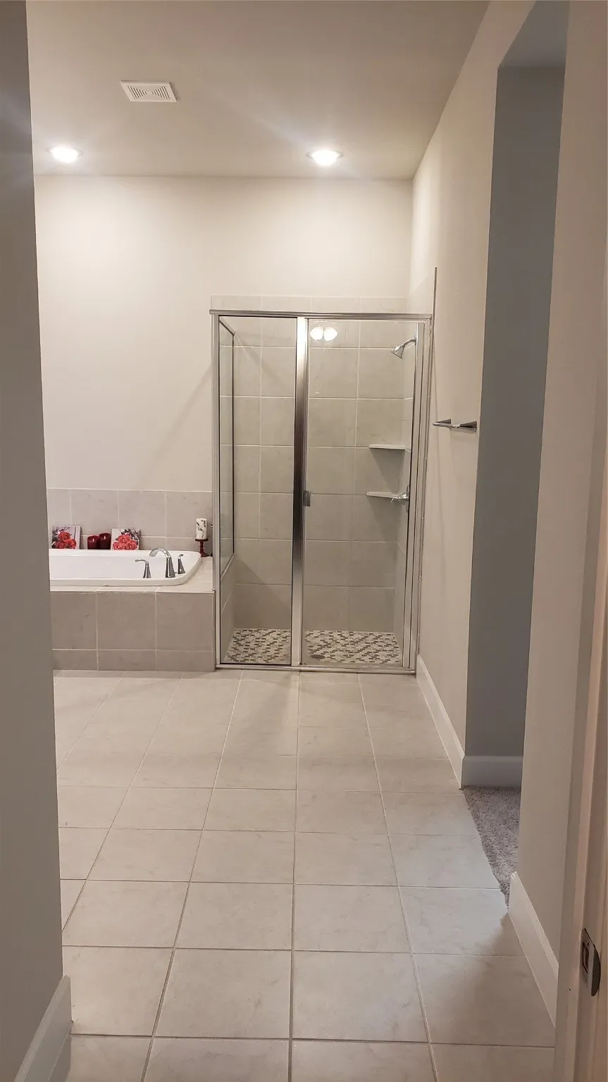 Primary Ensuite w/deep soaker tub and separate shower